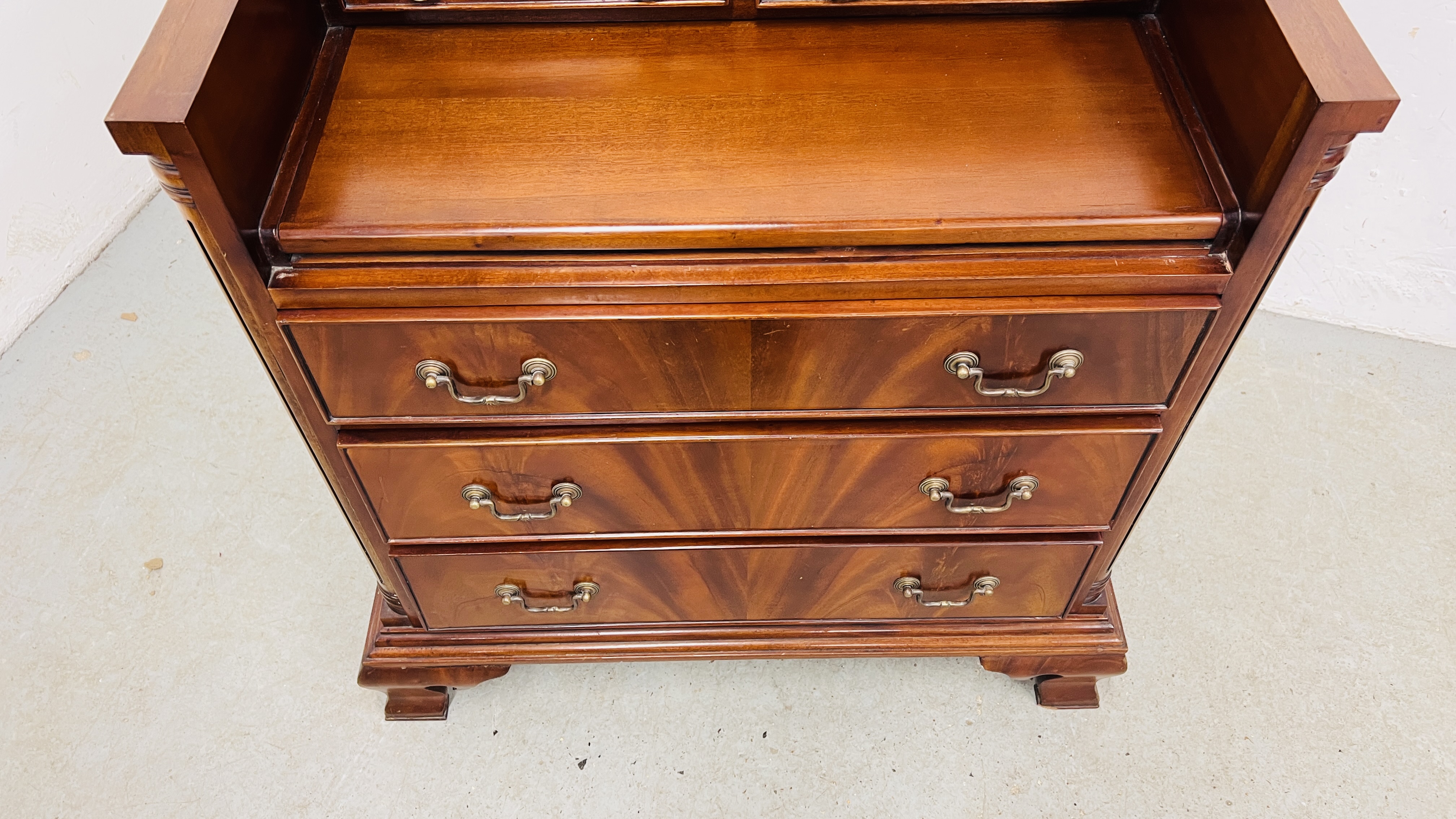 REPRODUCTION HARDWOOD THREE DRAWER BUREAU / CHEST, W 81CM, D 50CM, H 84CM. - Image 8 of 10