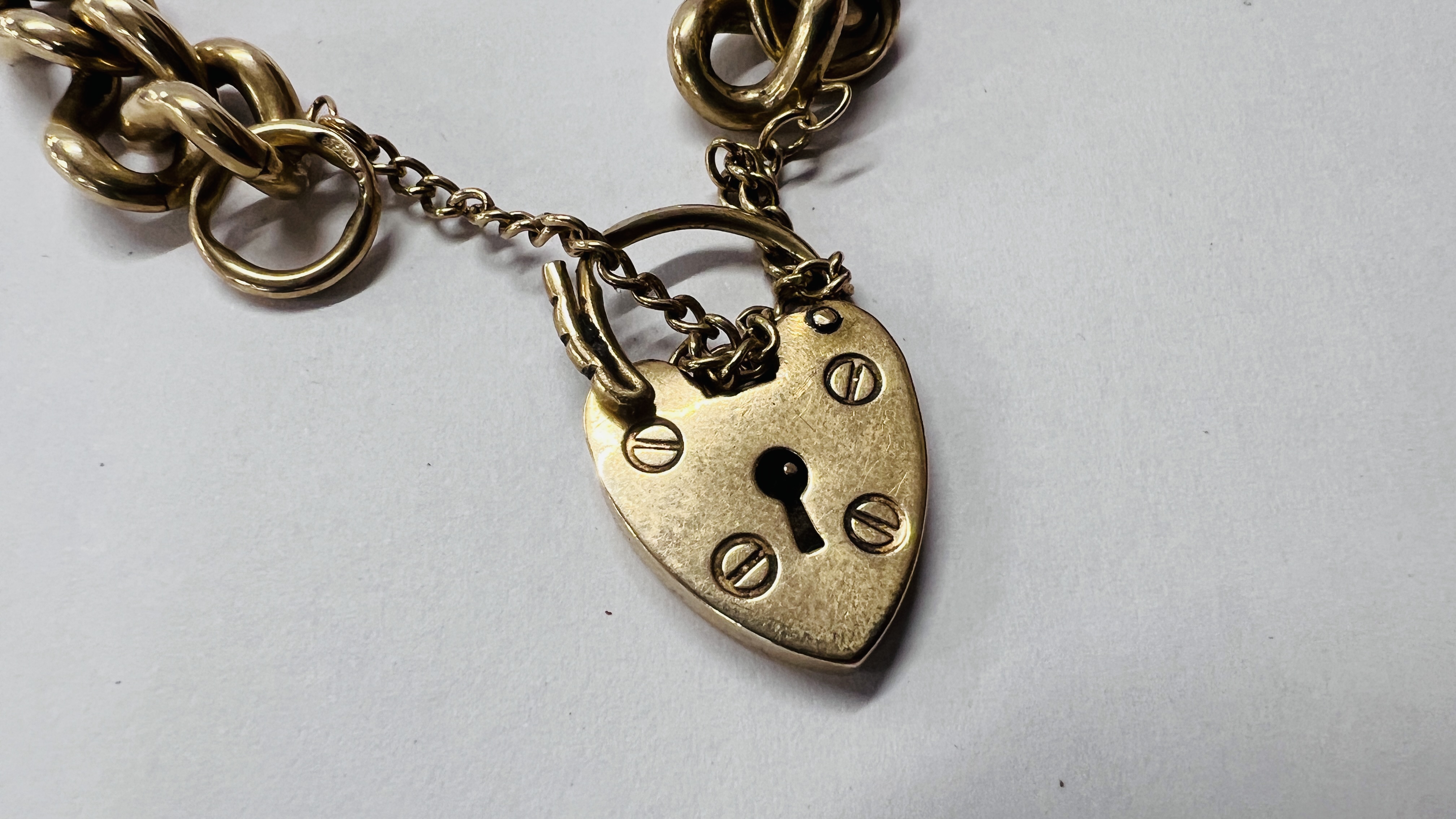 A 9CT GOLD BRACELET WITH PADLOCK CLASP. - Image 2 of 8