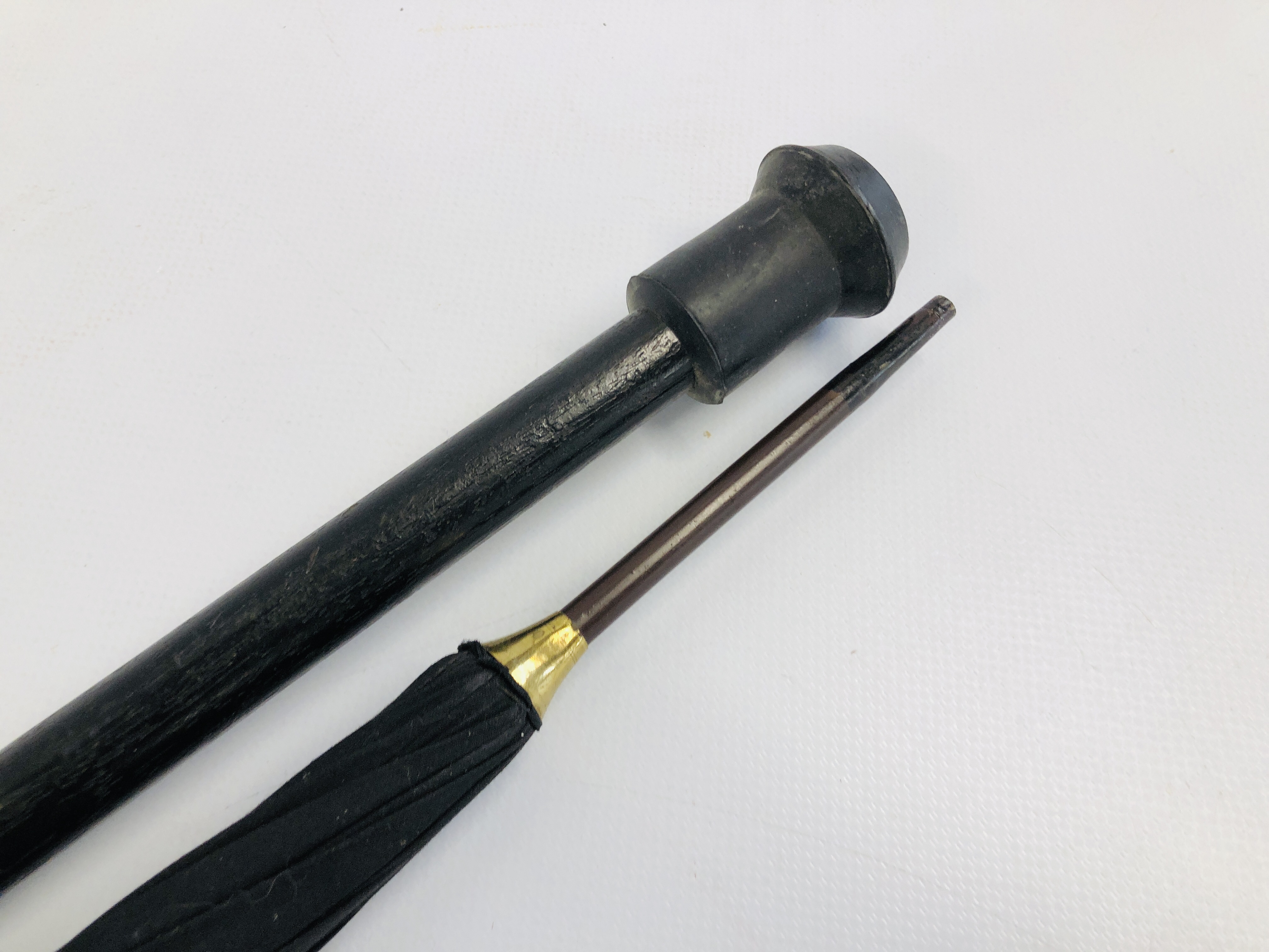 A VINTAGE HORN HANDLED WALKING STICK WITH SILVER BANDING ALONG WITH A VINTAGE UMBRELLA HAVING AN - Image 11 of 14