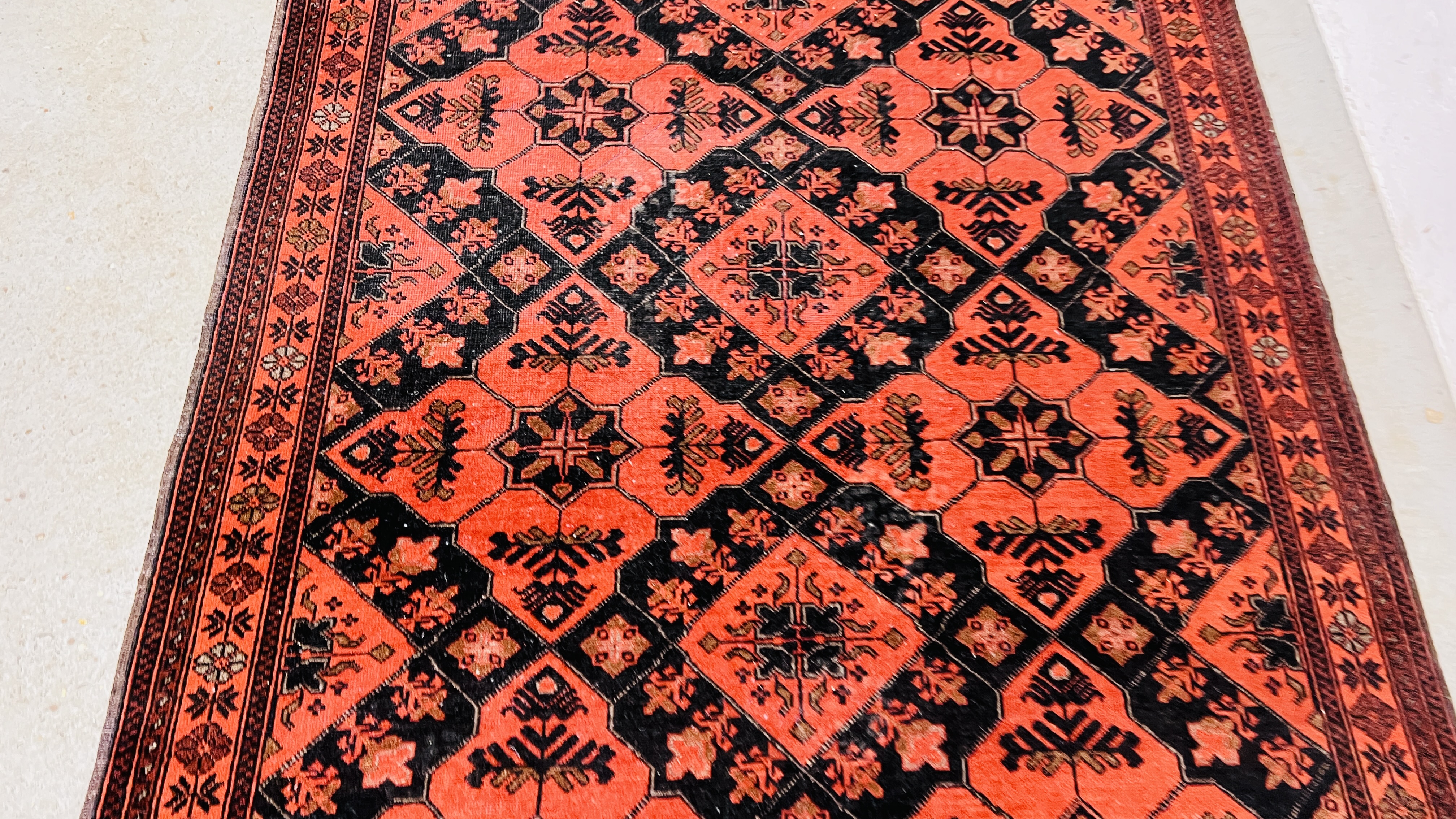 A RED PATTERNED EASTERN RUG. - Image 4 of 6