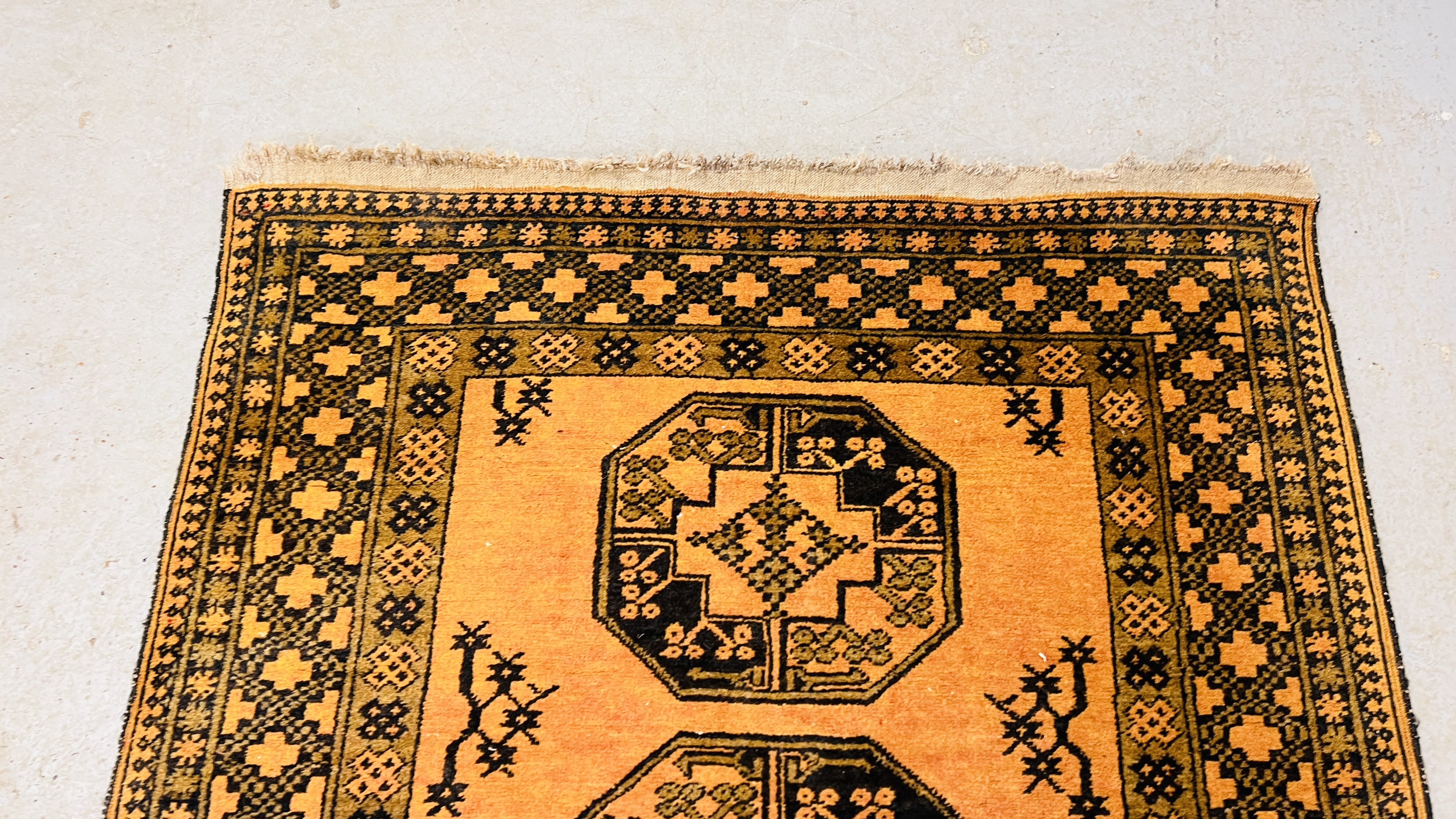 A YELLOW PATTERNED EASTERN RUG. - Image 5 of 5