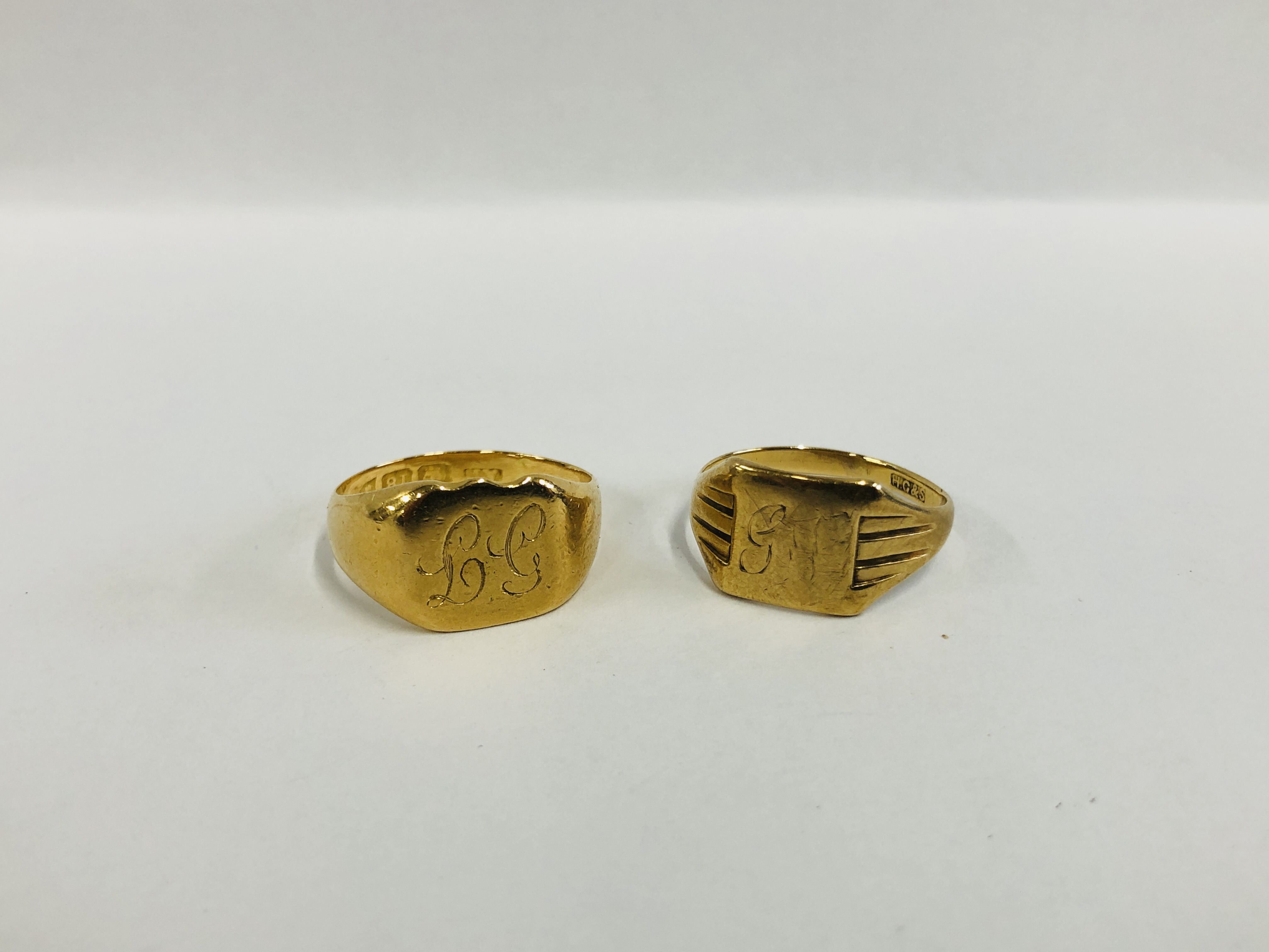 AN 18CT GOLD GENTLEMAN'S SIGNET RING ALONG WITH A FURTHER YELLOW METAL SIGNET RING.