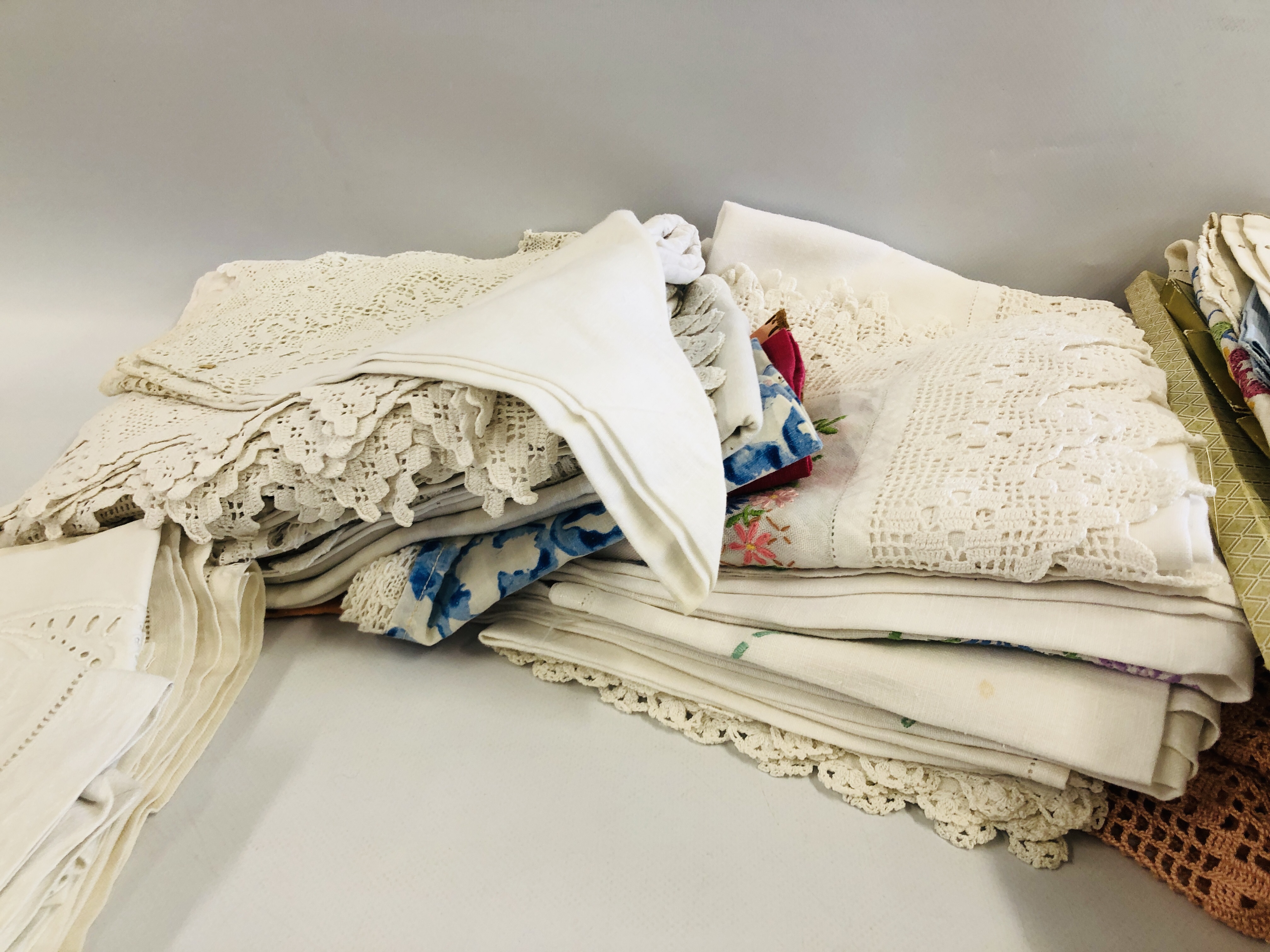 A BOX OF ASSORTED LINEN AND LACE TO INCLUDE VINTAGE EXAMPLES. - Image 6 of 6