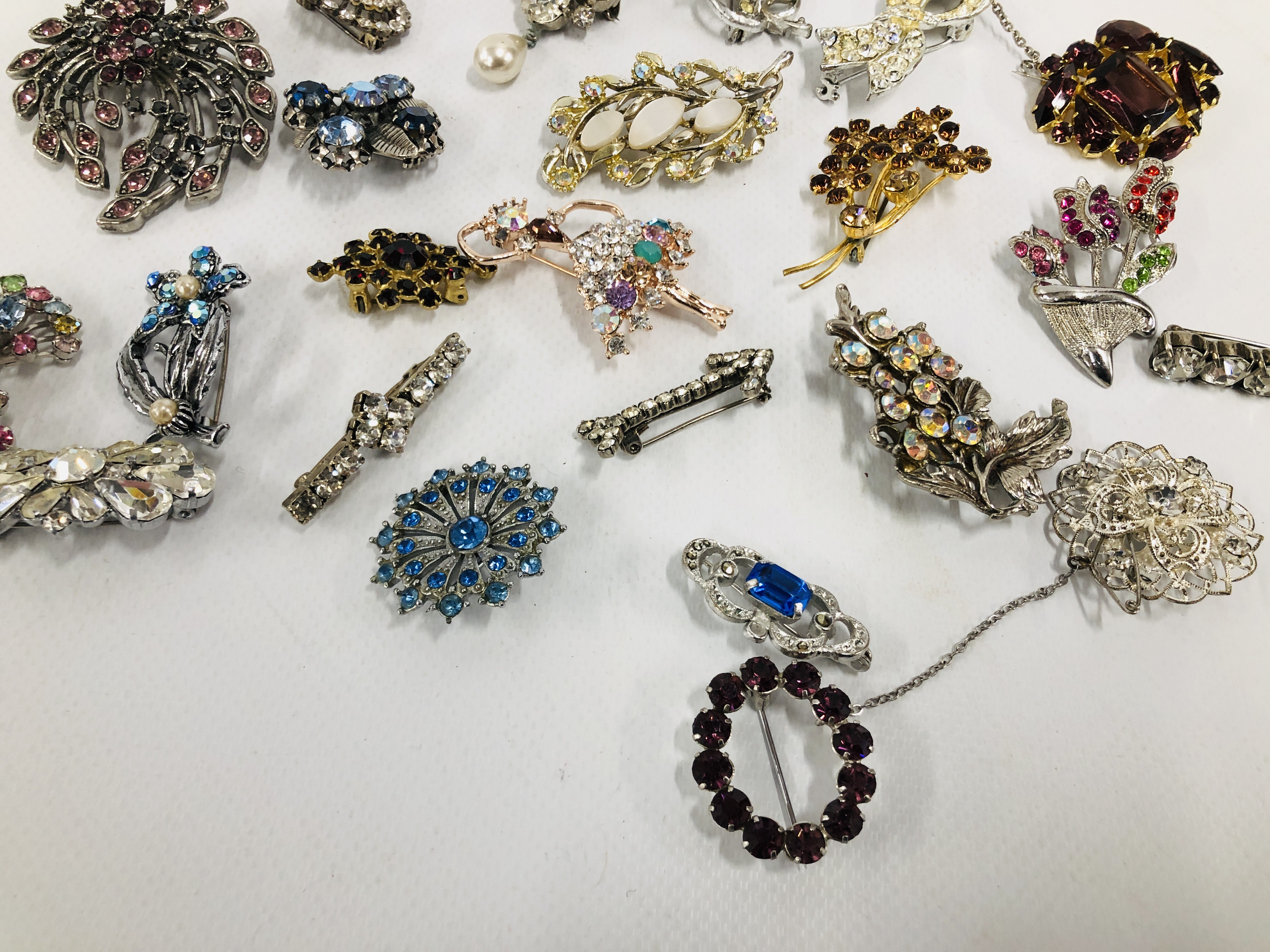 COLLECTION OF 23 VINTAGE AND RETRO SILVER AND GOLD TONE BROOCHES. - Image 6 of 6