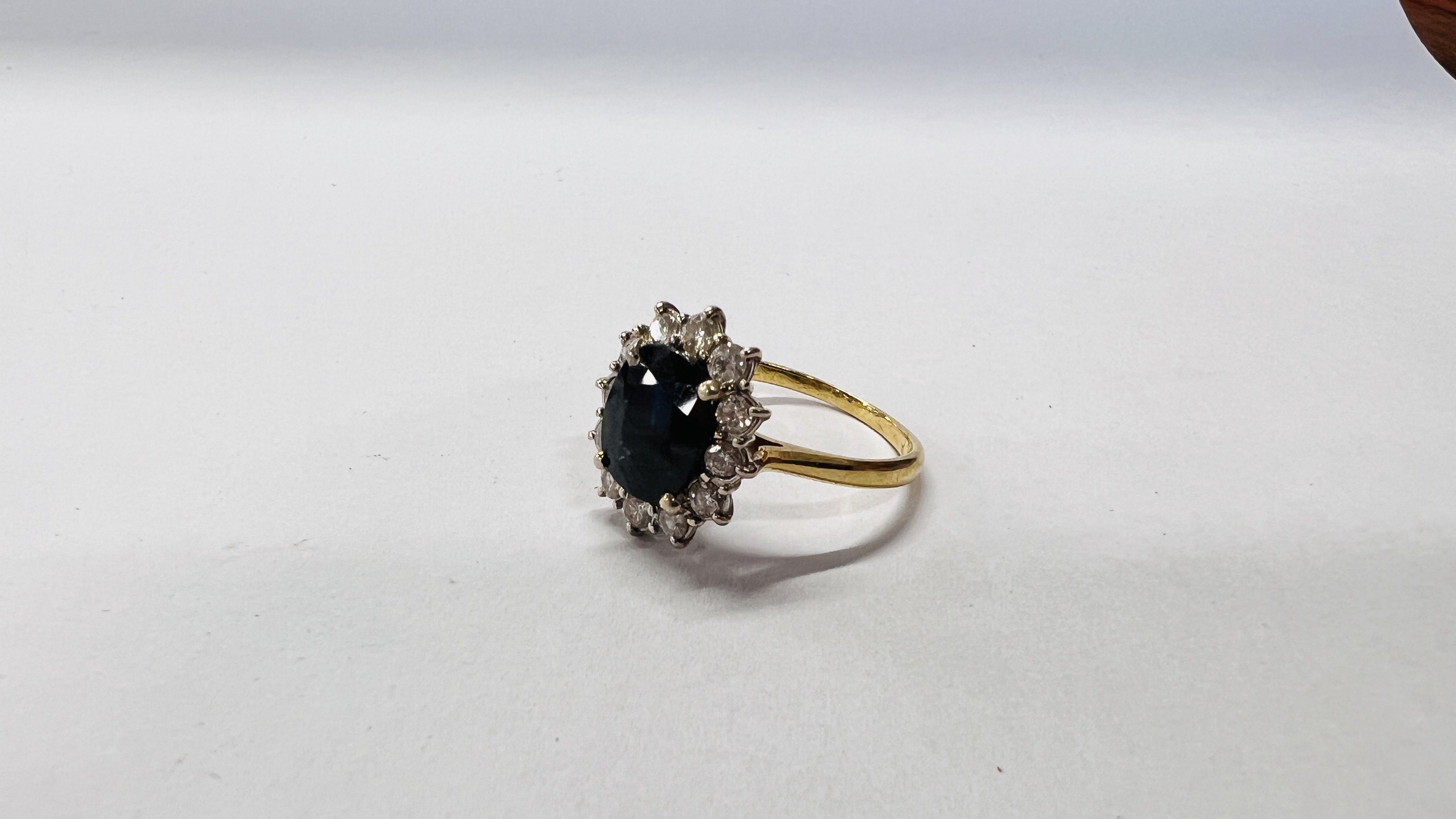 AN 18CT YELLOW GOLD SAPPHIRE AND DIAMOND SET RING,