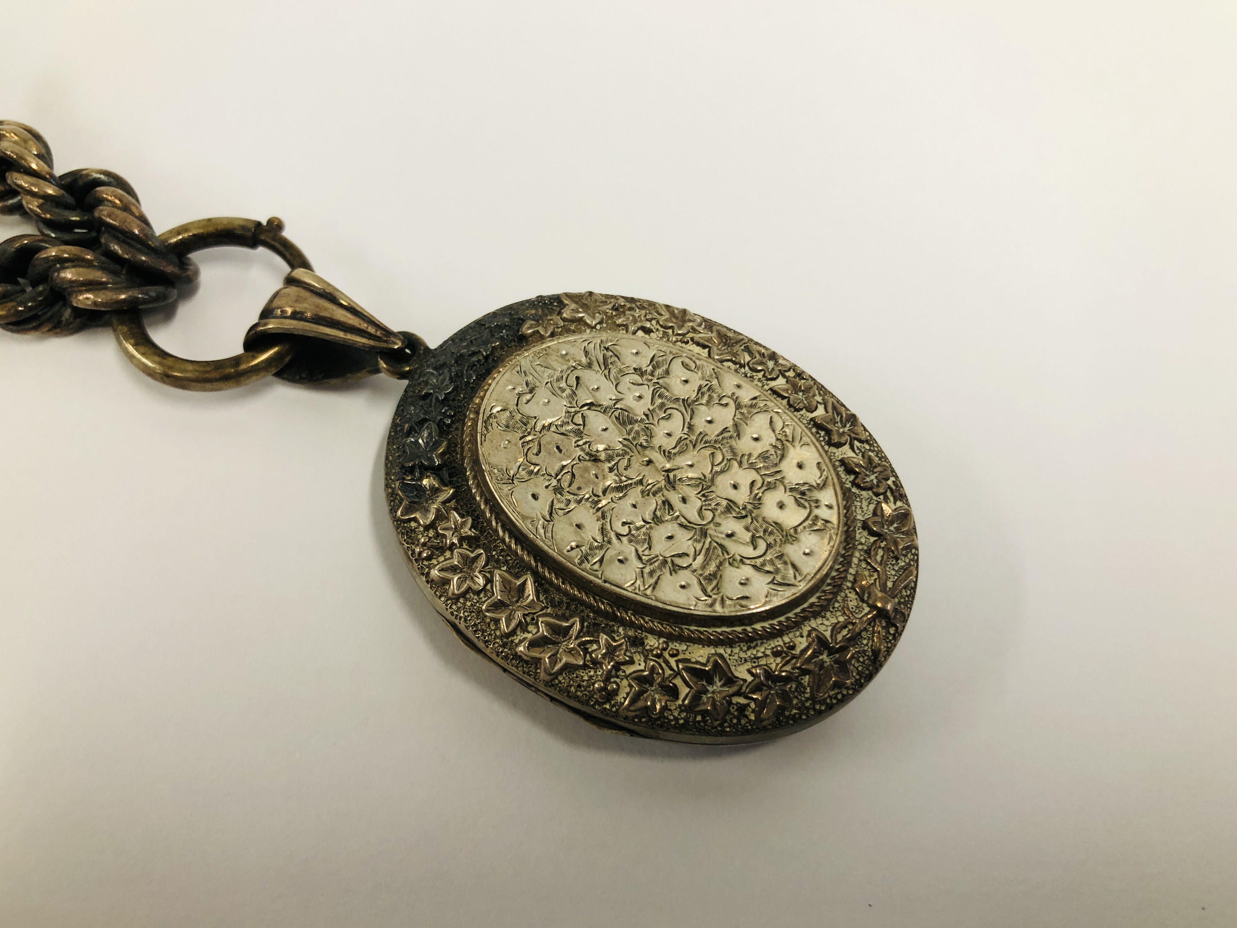 A WHITE METAL NECKLACE WITH VICTORIAN PENDANT LOCKET. - Image 2 of 8