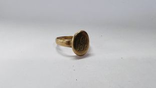 A 9CT GOLD GENTLEMAN'S SIGNET RING