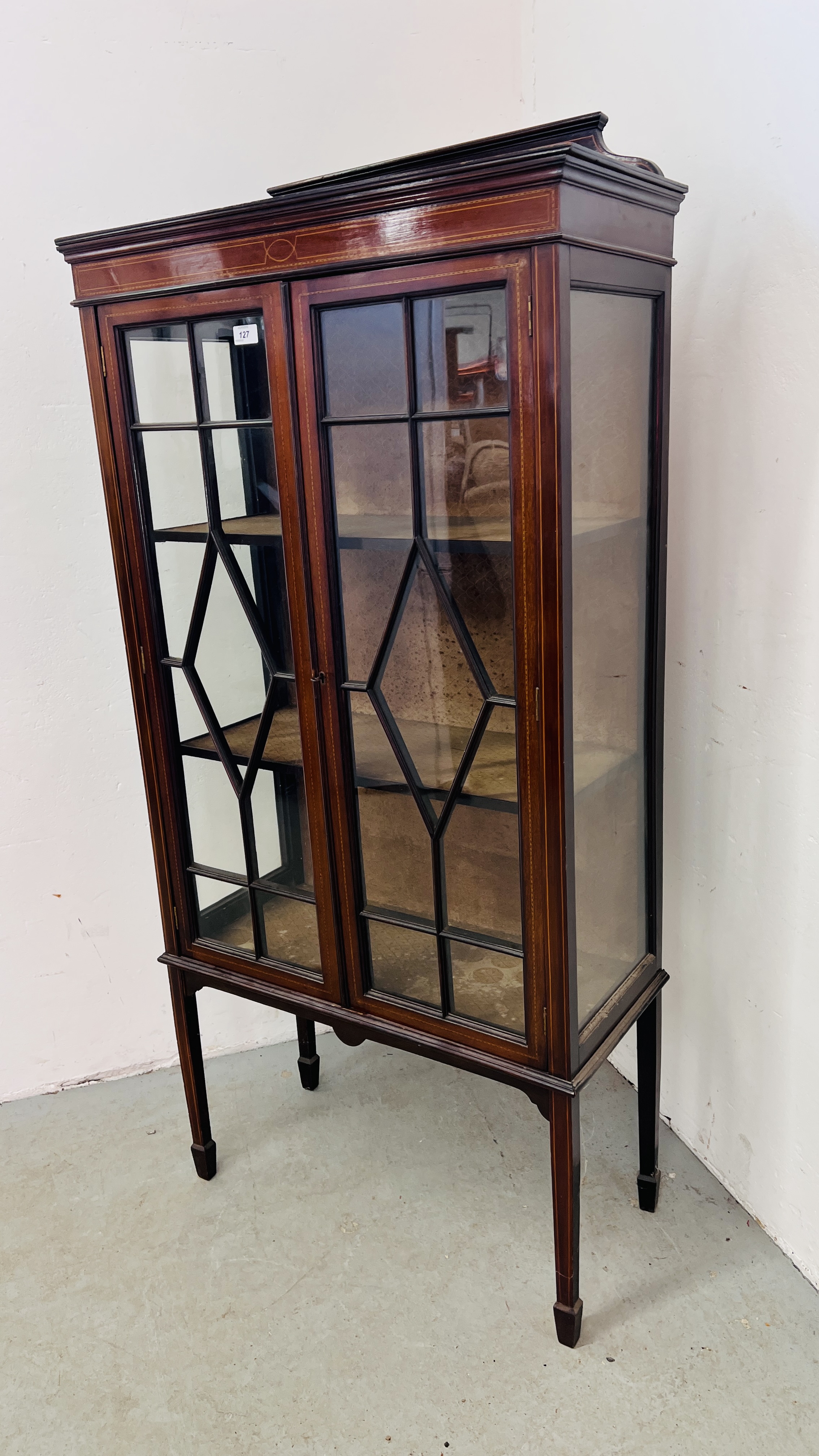 AN EDWARDIAN MAHOGANY GLAZED FRONT DISPLAY CABINET WITH INLAID DETAIL, W 25CM, D 33CM, H 156CM. - Image 2 of 10