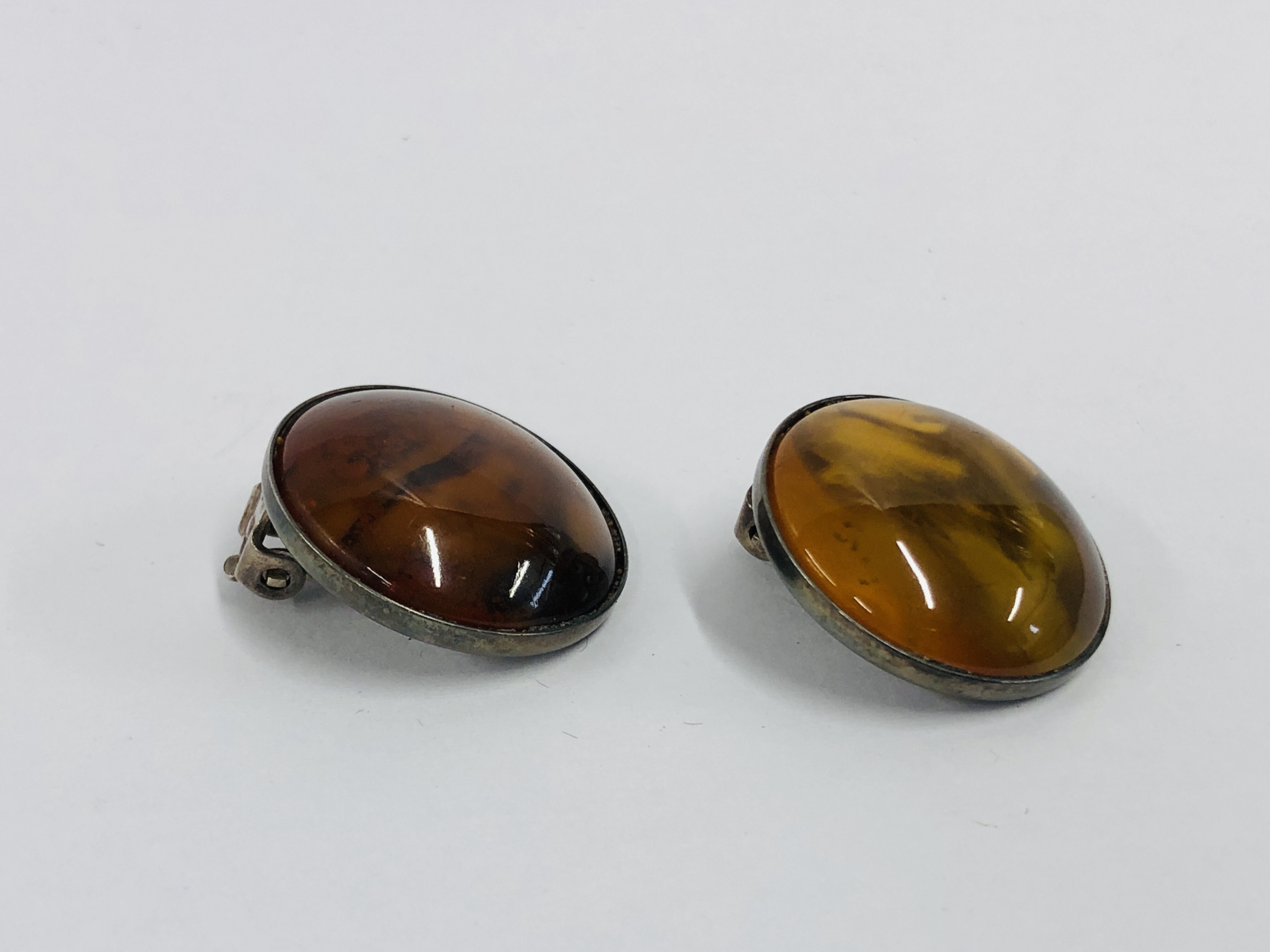 PAIR OF VINTAGE SILVER CLIP ON EARRINGS INSET WITH CIRCULAR AMBER DISCS. - Image 4 of 6