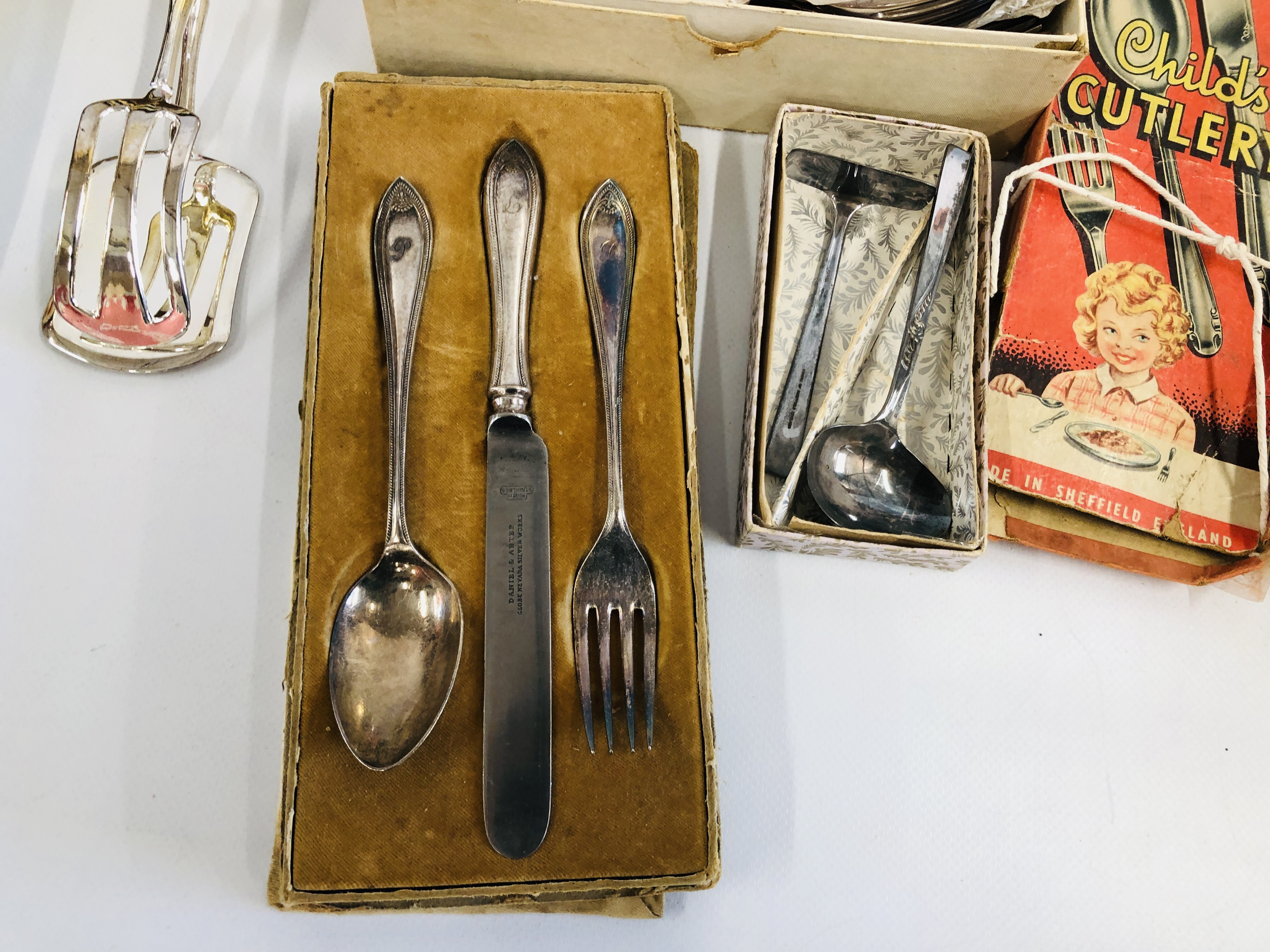 A LARGE BOX OF ASSORTED SILVER PLATED CUTLERY TO INCLUDE BOXED AND LOOSE EXAMPLES. - Image 2 of 9