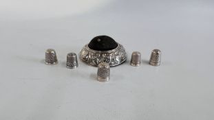 A GROUP OF 5 VINTAGE THIMBLES TO INCLUDE 3 SILVER EXAMPLES ALONG WITH A SILVER PIN CUSHION