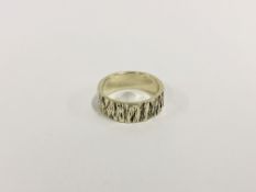 A 1970'S STYLE 9CT WHITE GOLD BAND RING, TREE BARK TEXTURE.