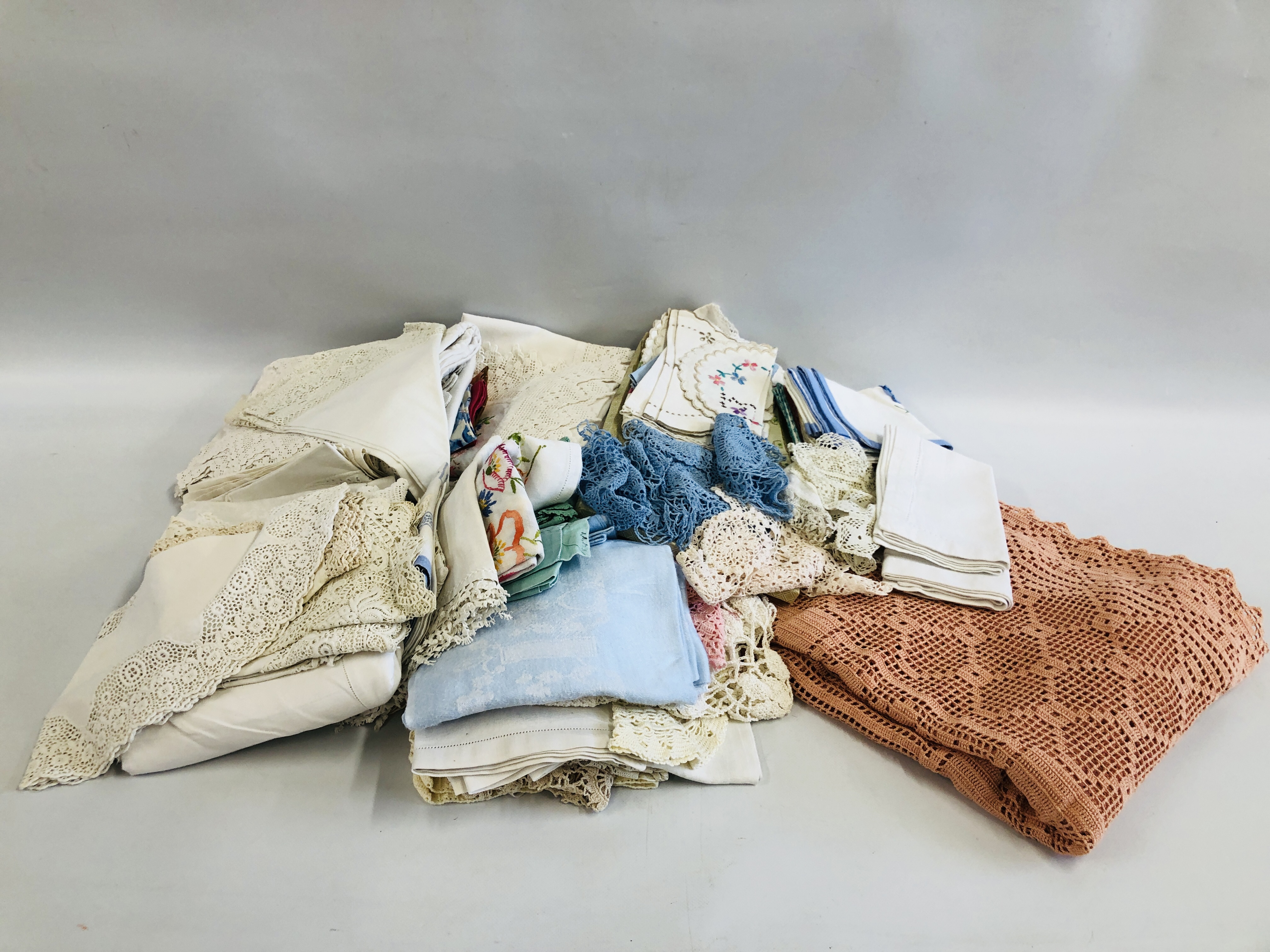 A BOX OF ASSORTED LINEN AND LACE TO INCLUDE VINTAGE EXAMPLES.