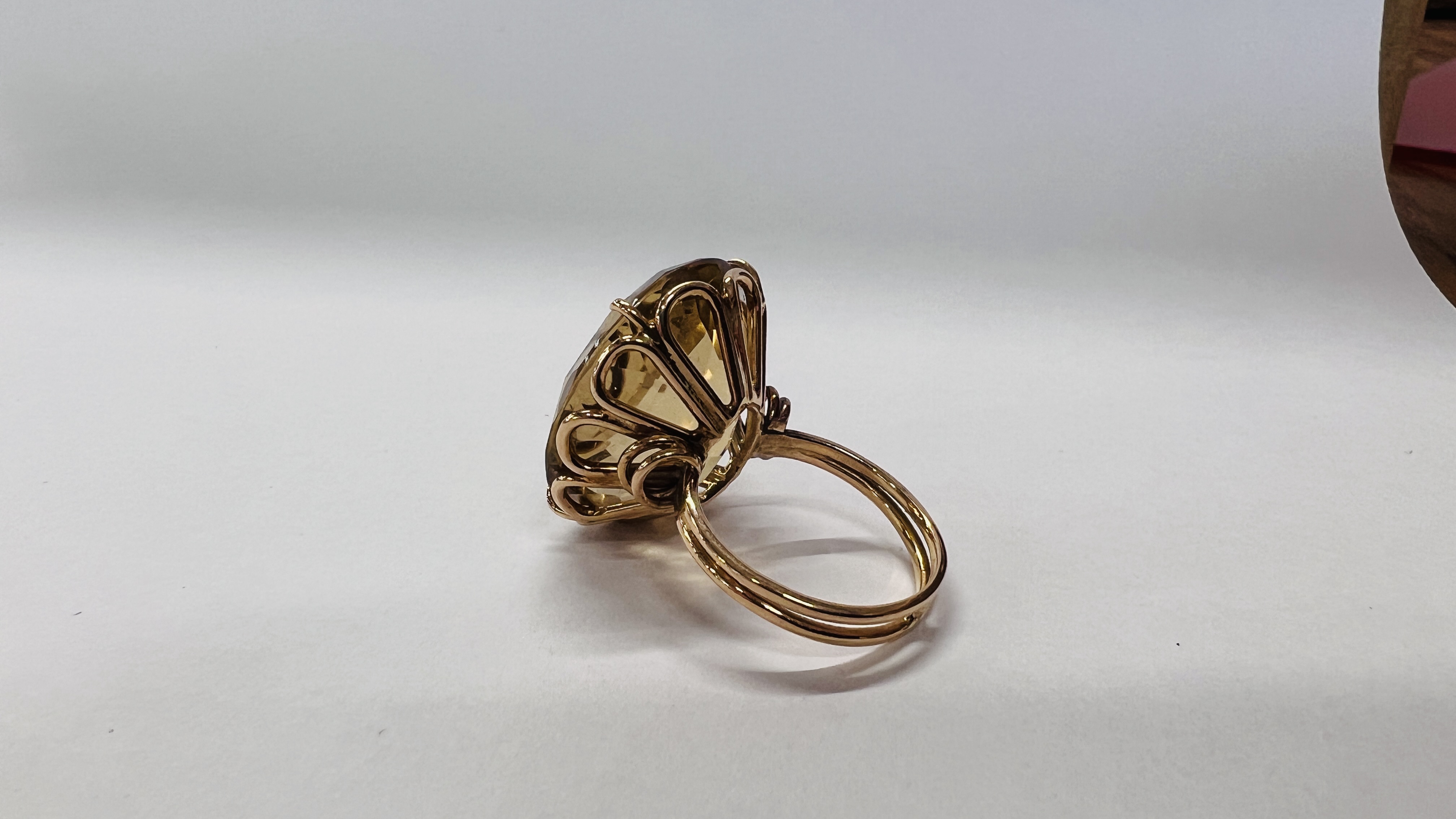 AN OVERSIZE AMBER COLOURED STONE SET DRESS RING, THE SHANK MARKED 750, SIZE M/N. - Image 3 of 4