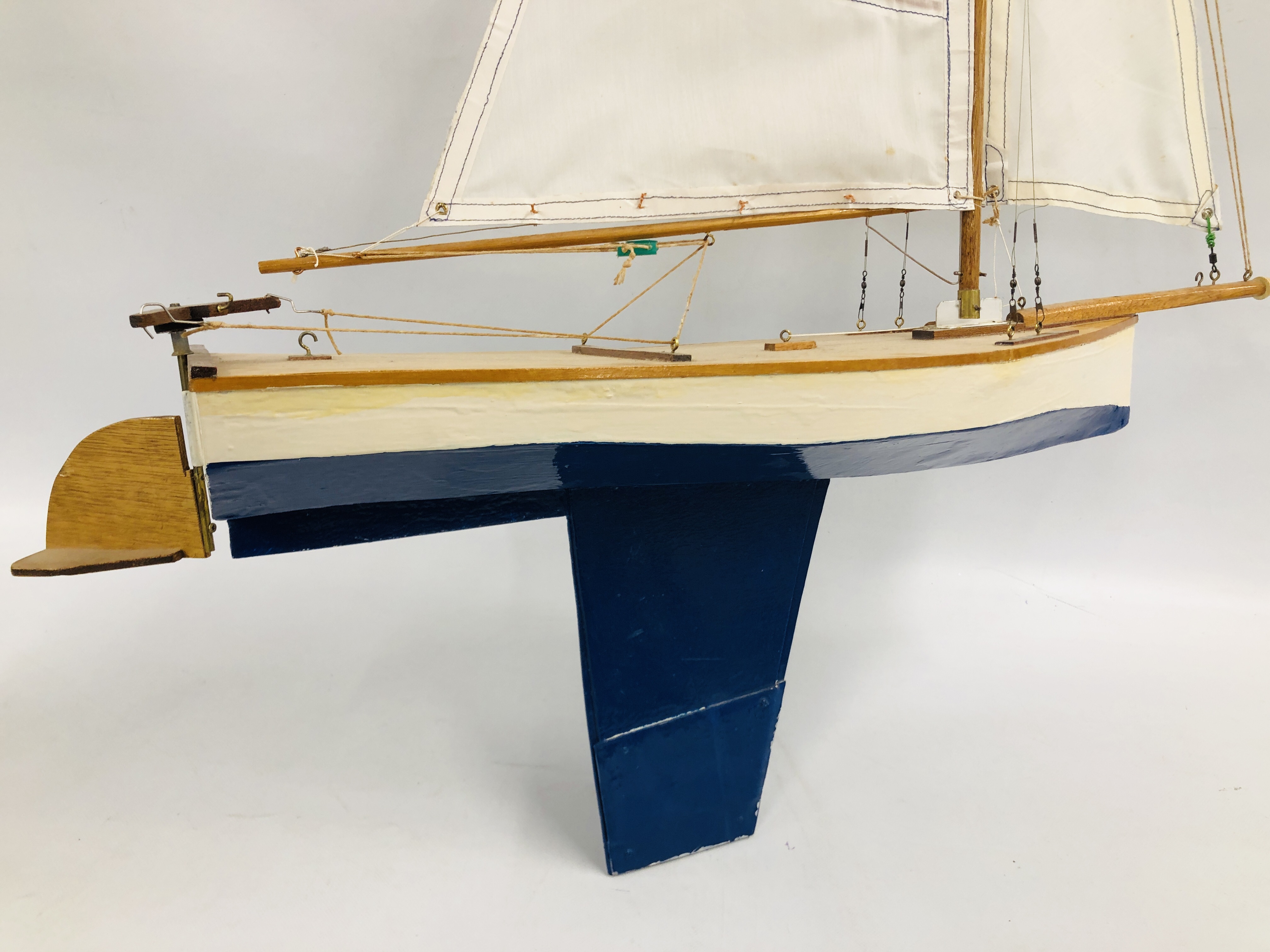 A HANDCRAFTED MODEL YACHT. - Image 7 of 7