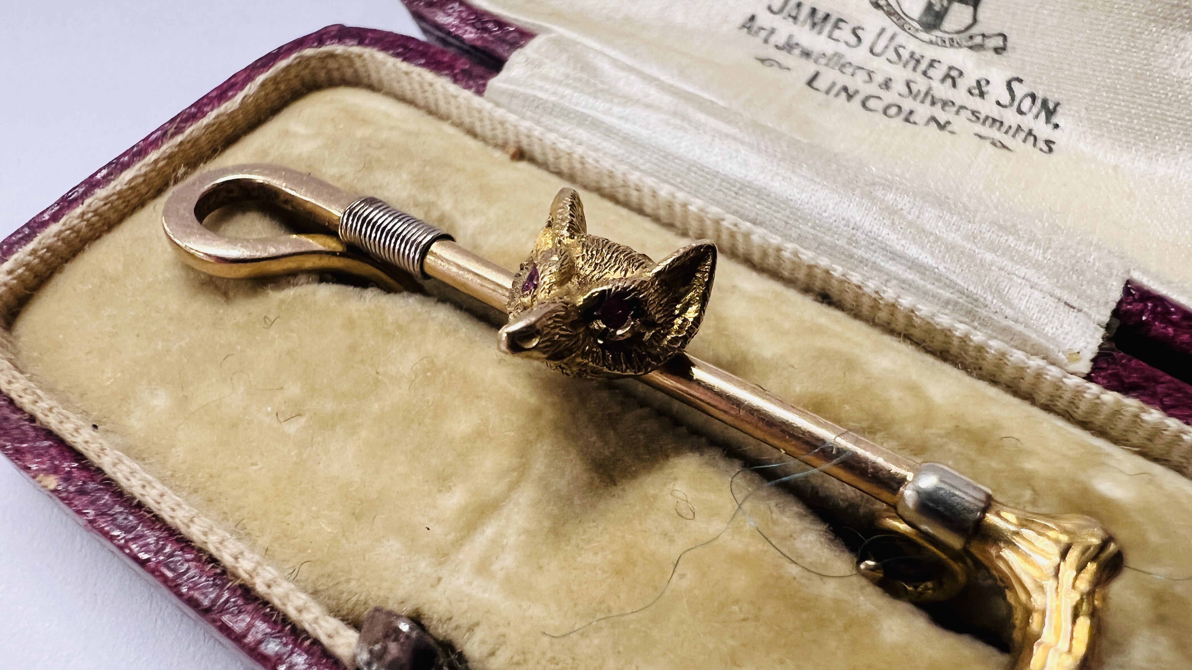 A VINTAGE 14CT YELLOW GOLD BROOCH OF FOX HEAD AND RIDING CROP DESIGN (THE EYES SET WITH SMALL - Image 3 of 5