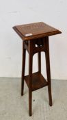 AN ART AND CRAFTS SOLID OAK PLANT / BUST STAND WITH INLAID DETAIL TO TOP.