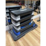 ASSORTED GYM EXERCISE EQUIPMENT TO INCLUDE 5 X VARIOUS STEP UP EXERCISES,