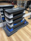 ASSORTED GYM EXERCISE EQUIPMENT TO INCLUDE 5 X VARIOUS STEP UP EXERCISES,