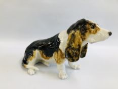 A LARGE MIKE HINTON BASSET HOUND BEARING SIGNATURE TO BASE MARKED 11 H 28CM X L 44CM APPROX.