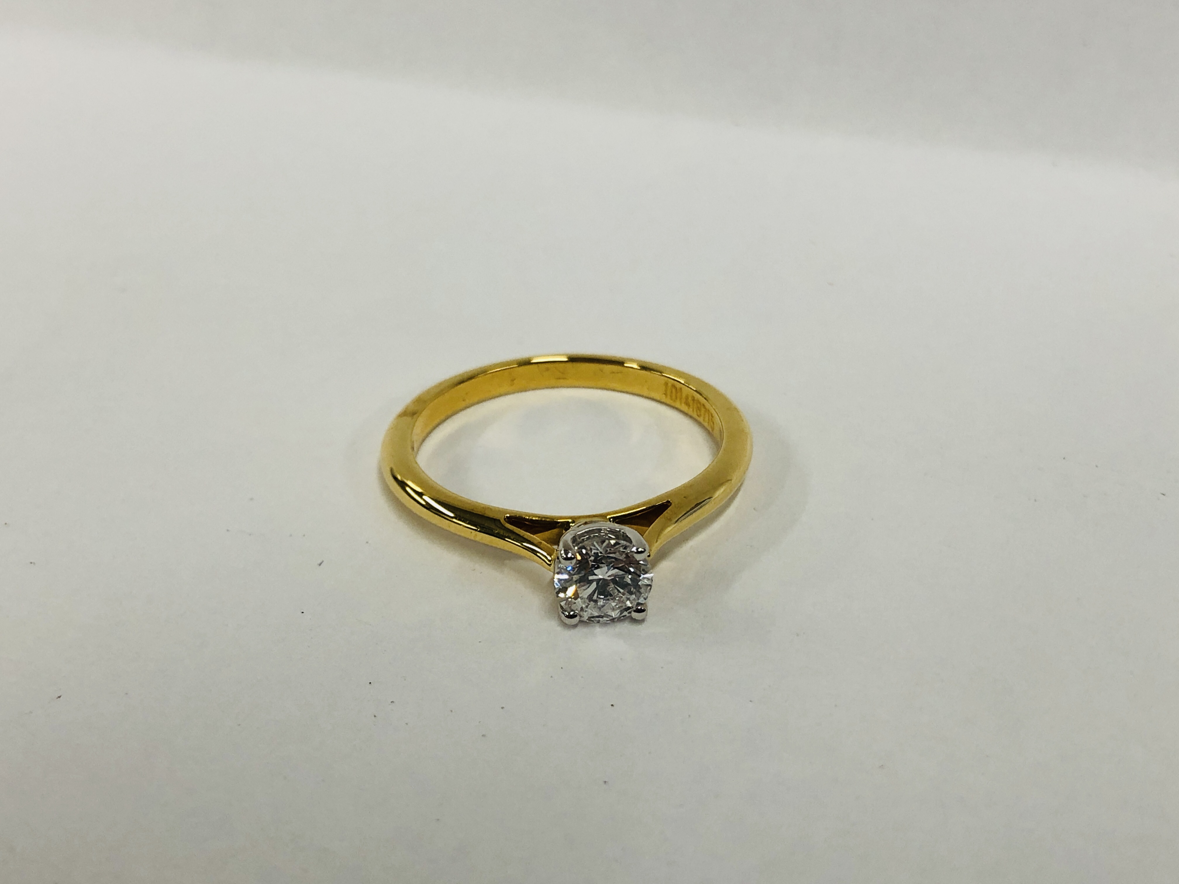 A MODERN MAPPIN & WEBB 18CT YELLOW GOLD SOLITAIRE BRILLIANT CUT DIAMOND RING SIZE O/P WITH ORIGINAL - Image 2 of 9