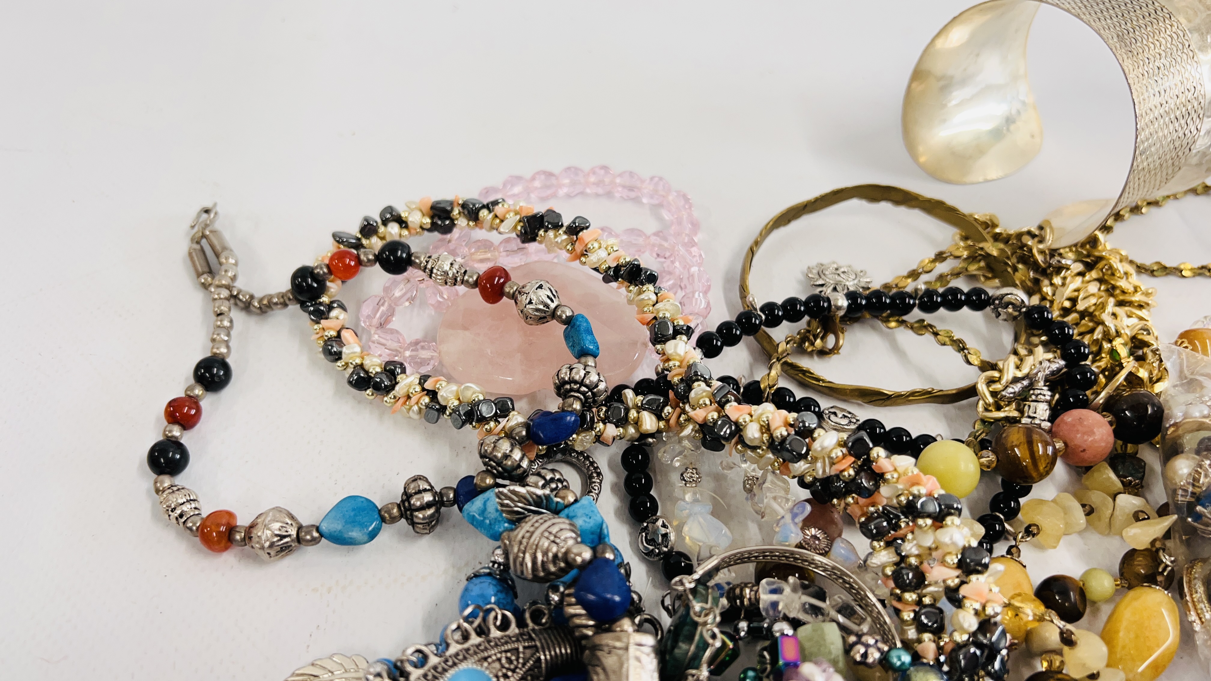 COLLECTION OF MIXED COSTUME JEWELLERY TO INCLUDE BEADS AND BANGLES ETC. - Image 8 of 11