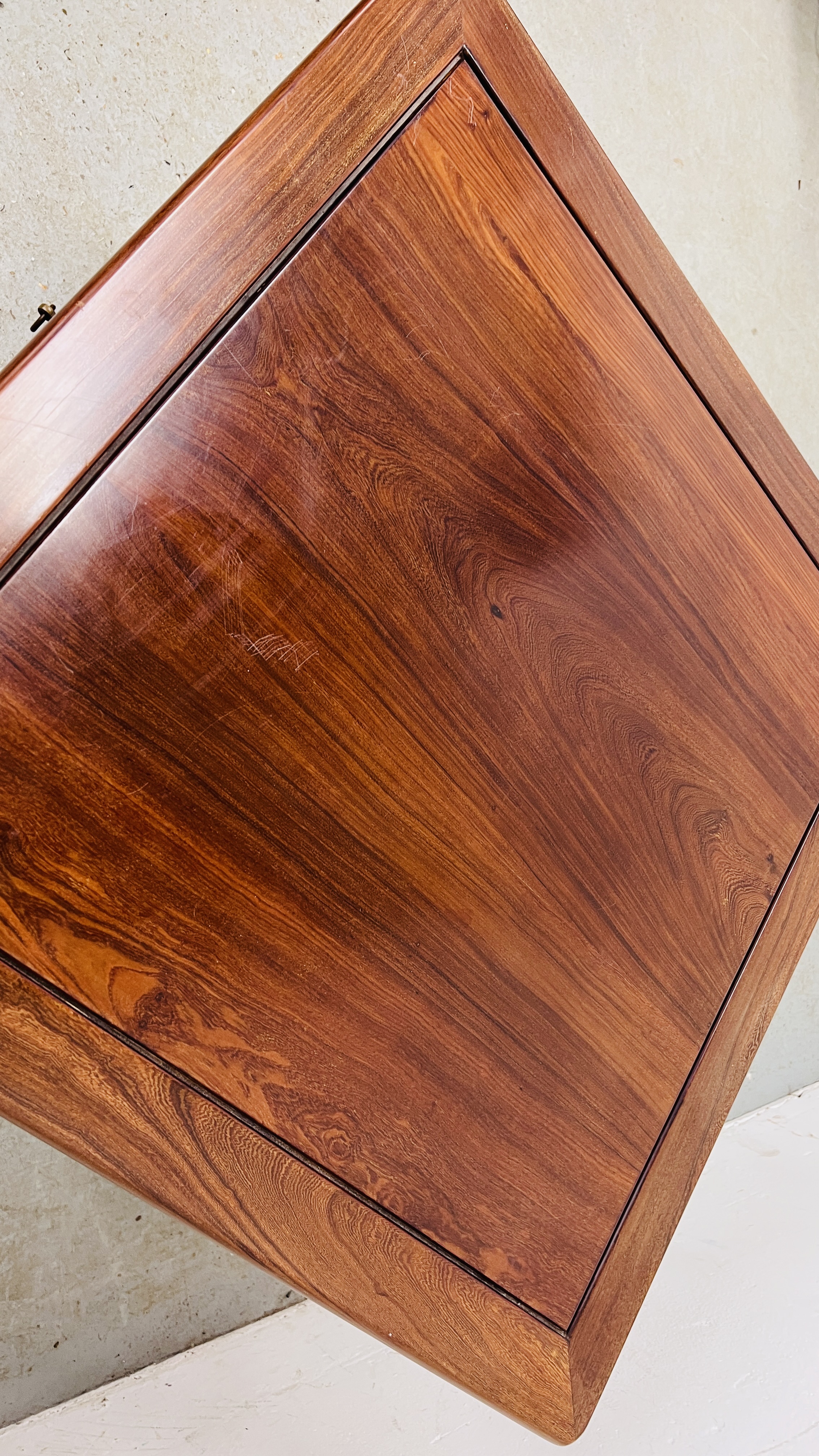 AN ORIENTAL SQUARE HARDWOOD FOUR DRAWER COFFEE / OCCASIONAL TABLE. - Image 8 of 8