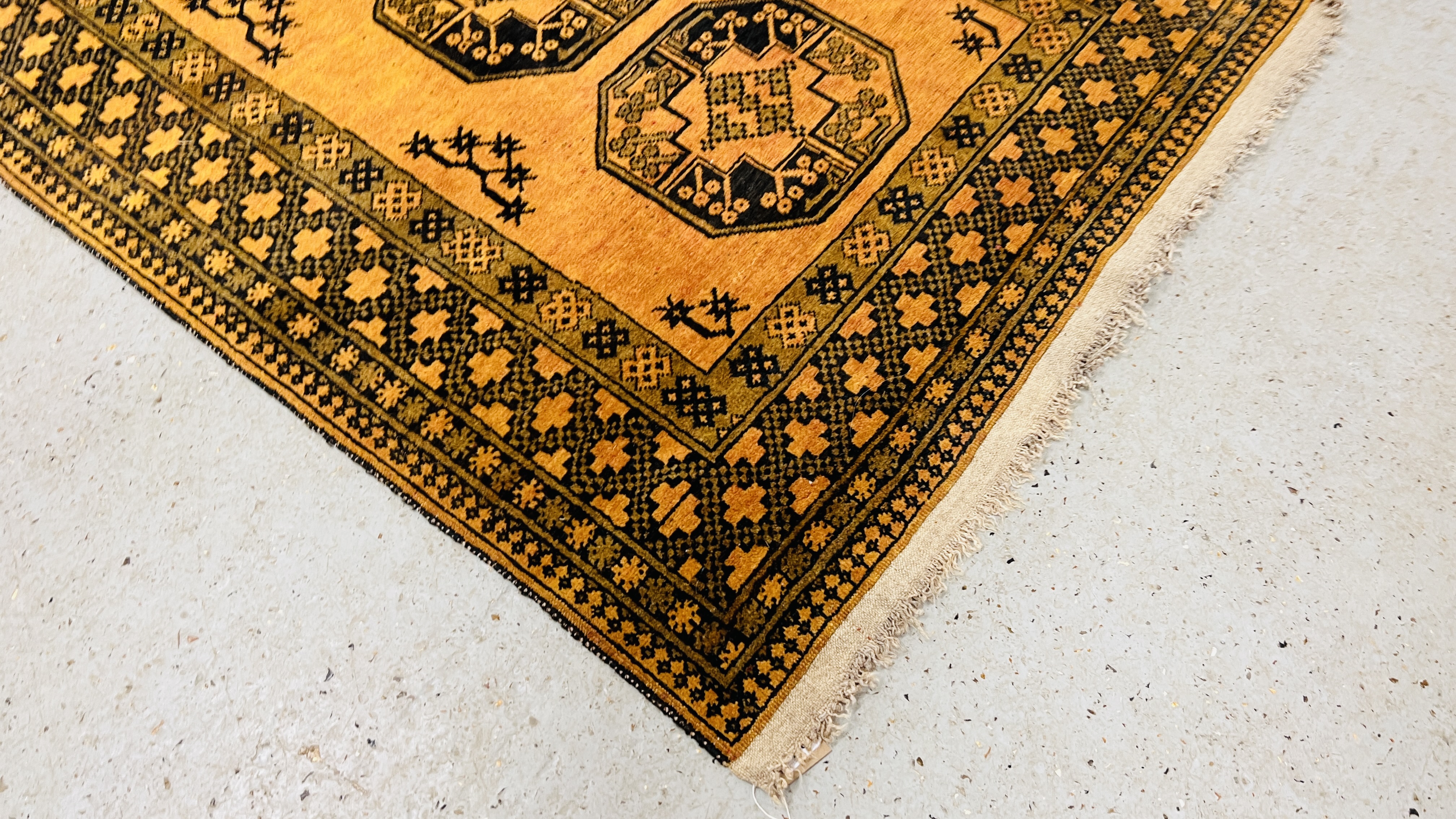 A YELLOW PATTERNED EASTERN RUG. - Image 2 of 5