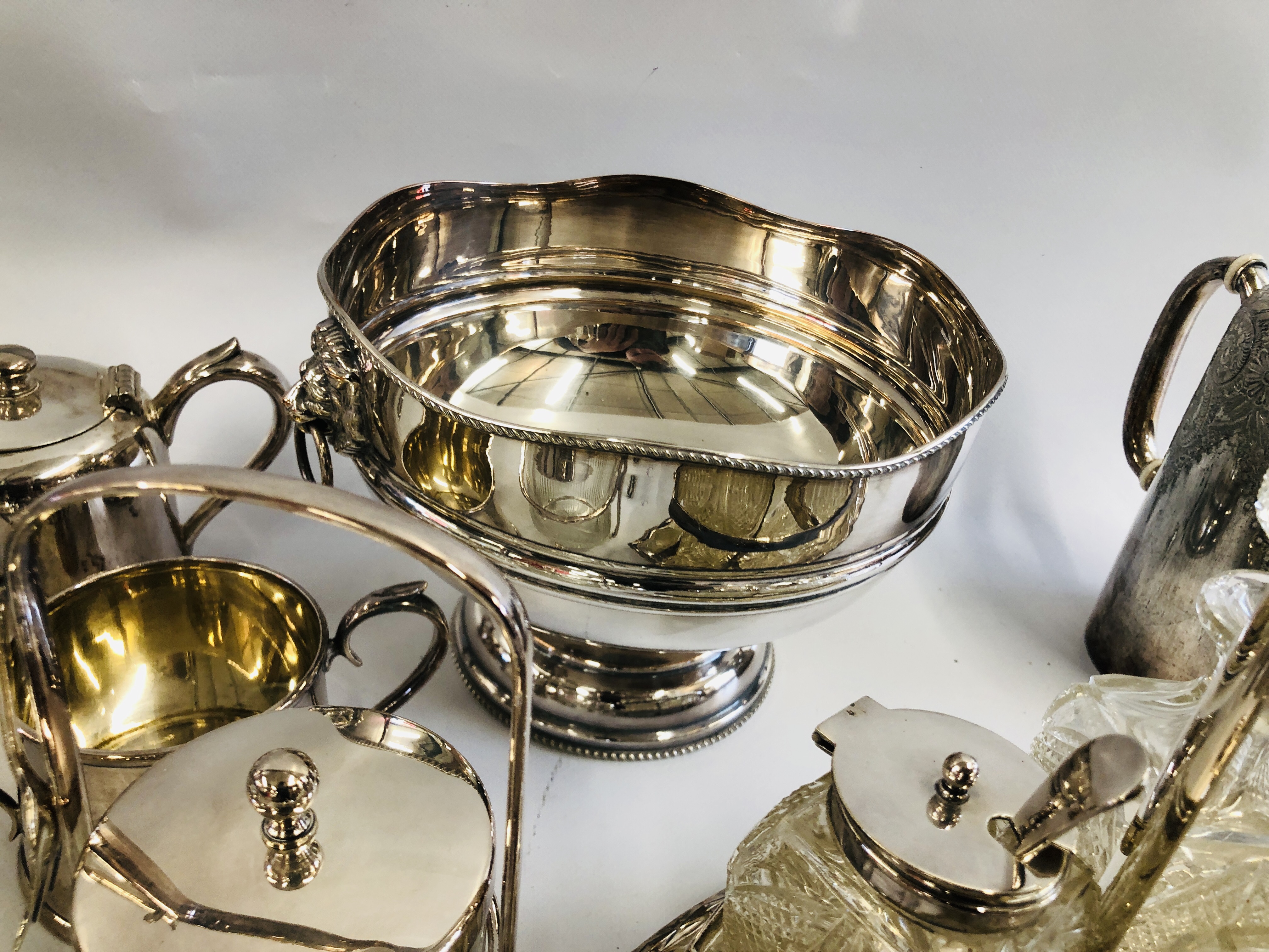 A GROUP OF ASSORTED MAINLY VINTAGE SILVER PLATED WARES TO INCLUDE CRUETS, TOAST RACK, ASH TRAYS, - Image 7 of 10