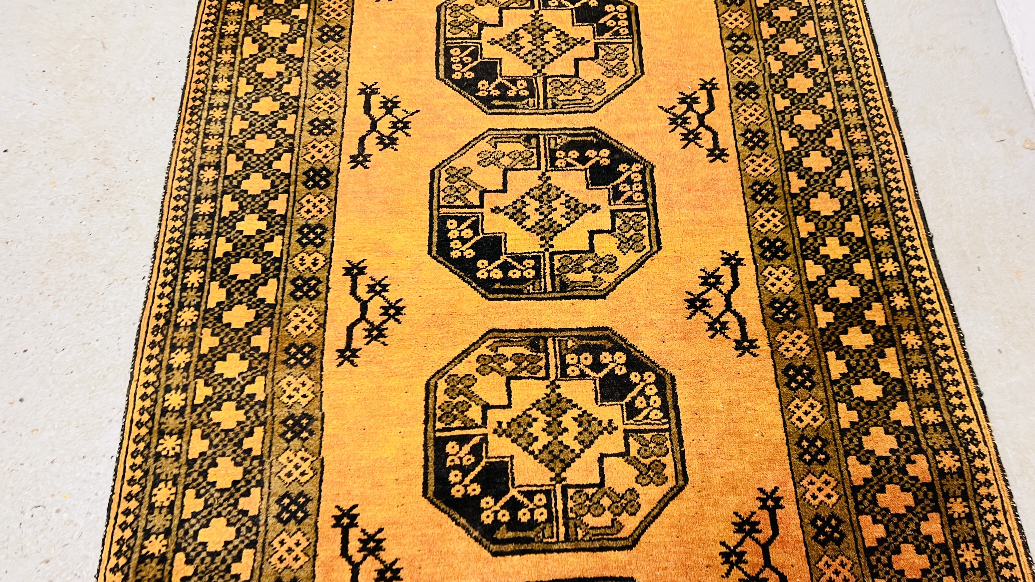 A YELLOW PATTERNED EASTERN RUG. - Image 4 of 5