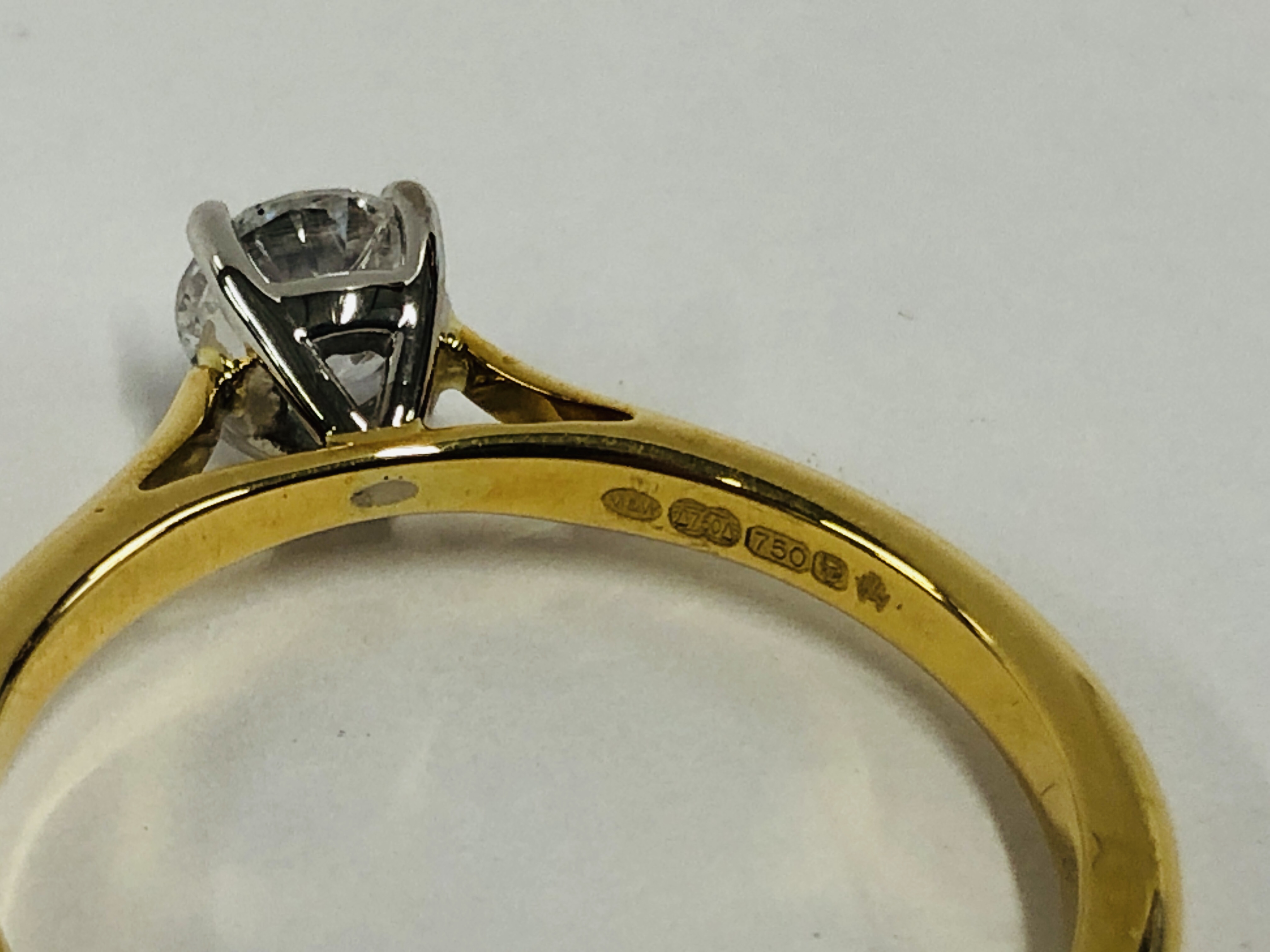 A MODERN MAPPIN & WEBB 18CT YELLOW GOLD SOLITAIRE BRILLIANT CUT DIAMOND RING SIZE O/P WITH ORIGINAL - Image 5 of 9
