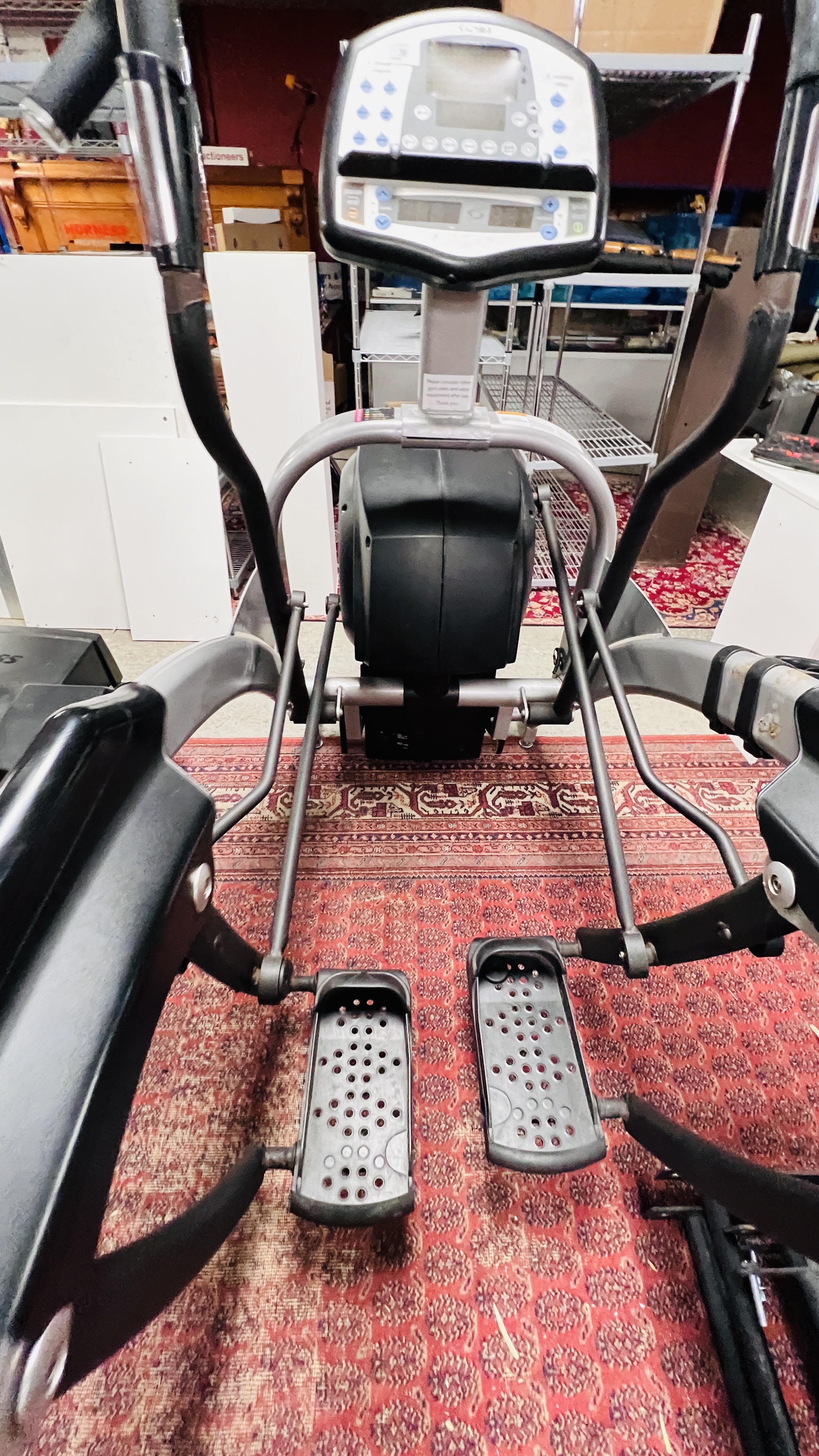 CYBEX PROFESSIONAL GYM ARC TRAINER MODEL 610 A - SOLD AS SEEN - CONDITION OF SALE - EQUIPMENT HAS - Image 2 of 6