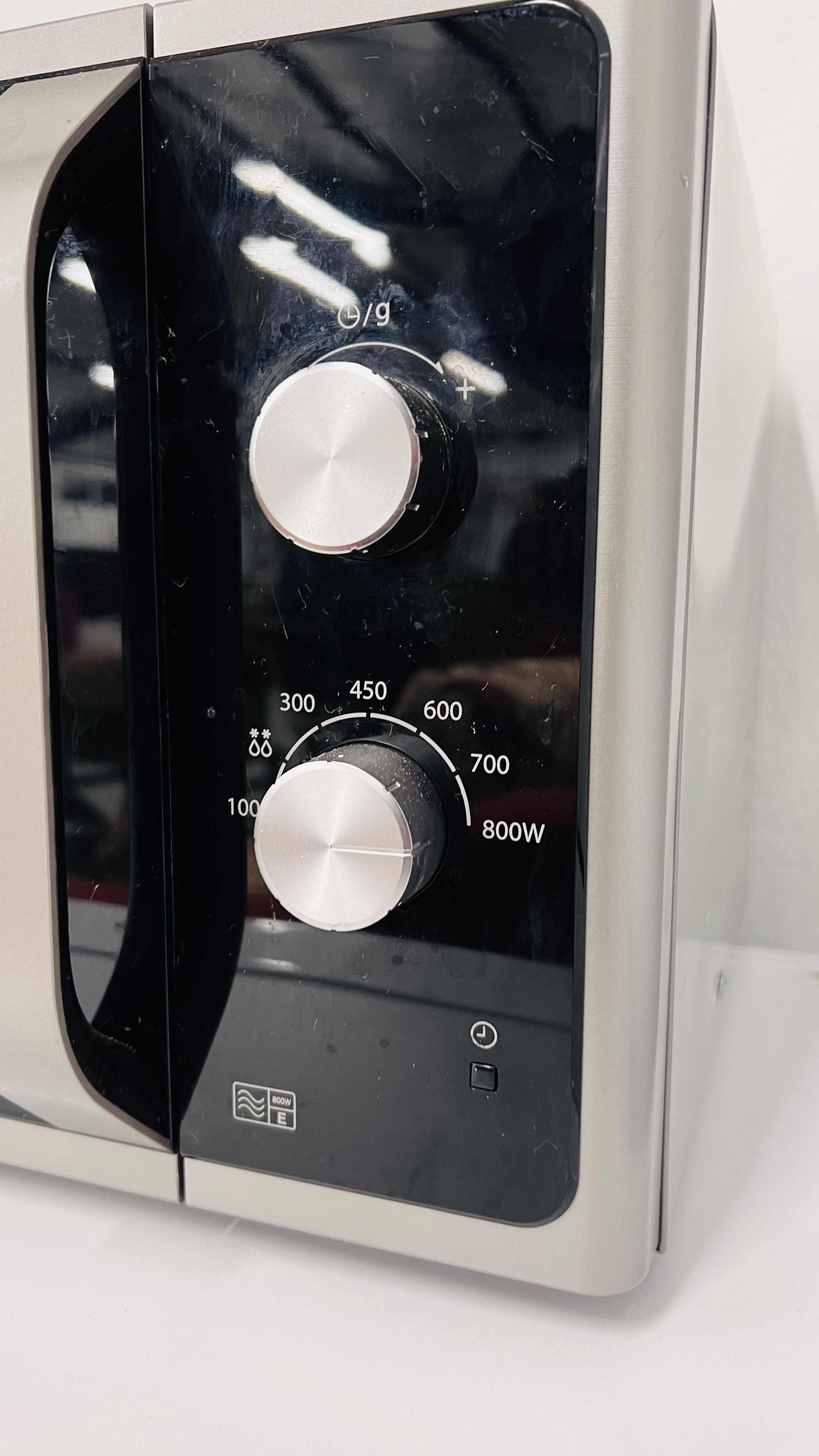 SAMSUNG MICROWAVE - SOLD AS SEEN. - Image 2 of 4