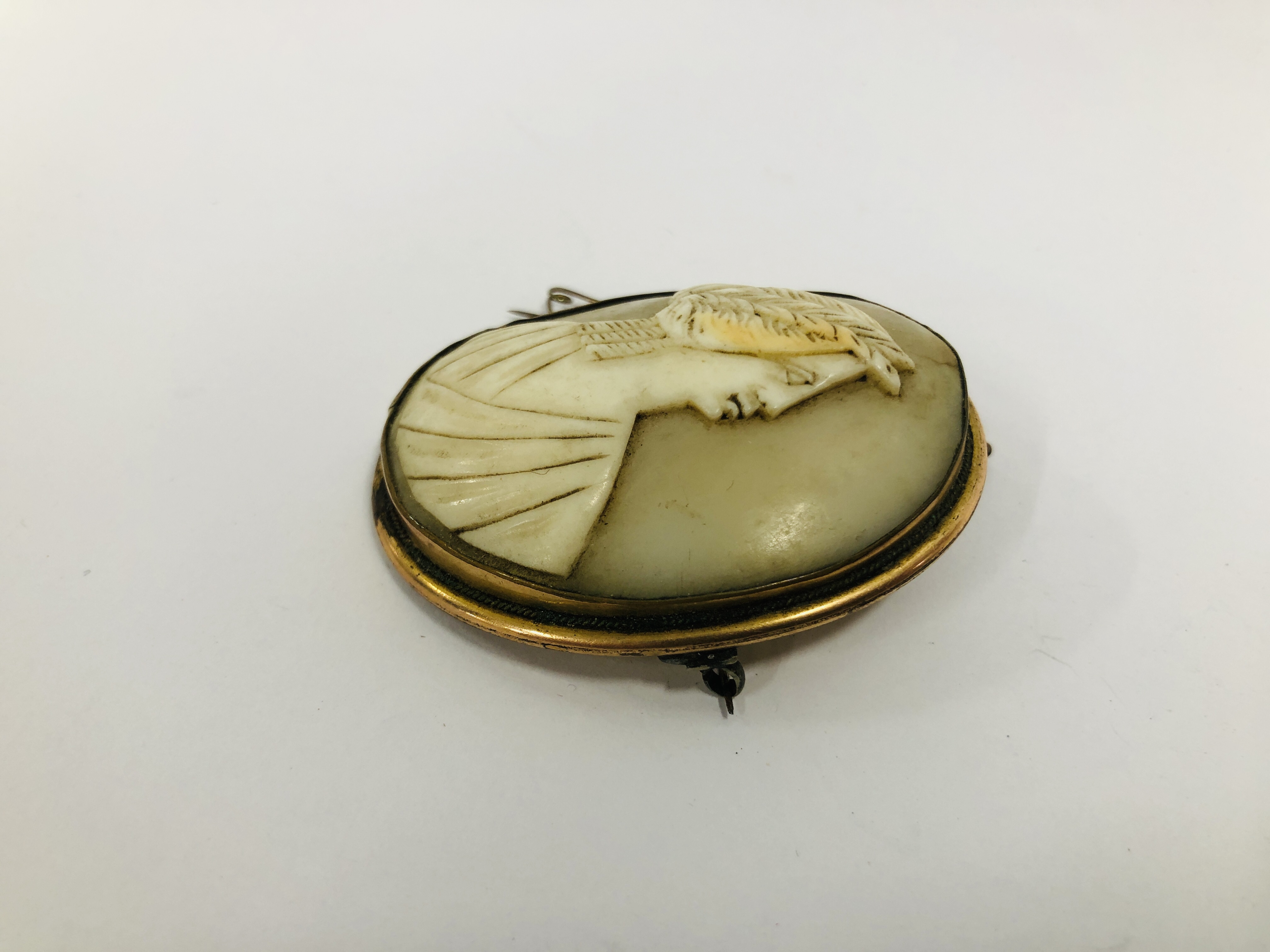 A VINTAGE CAMEO BROOCH IN AN OVAL MOUNT + ONE OTHER - Image 6 of 10