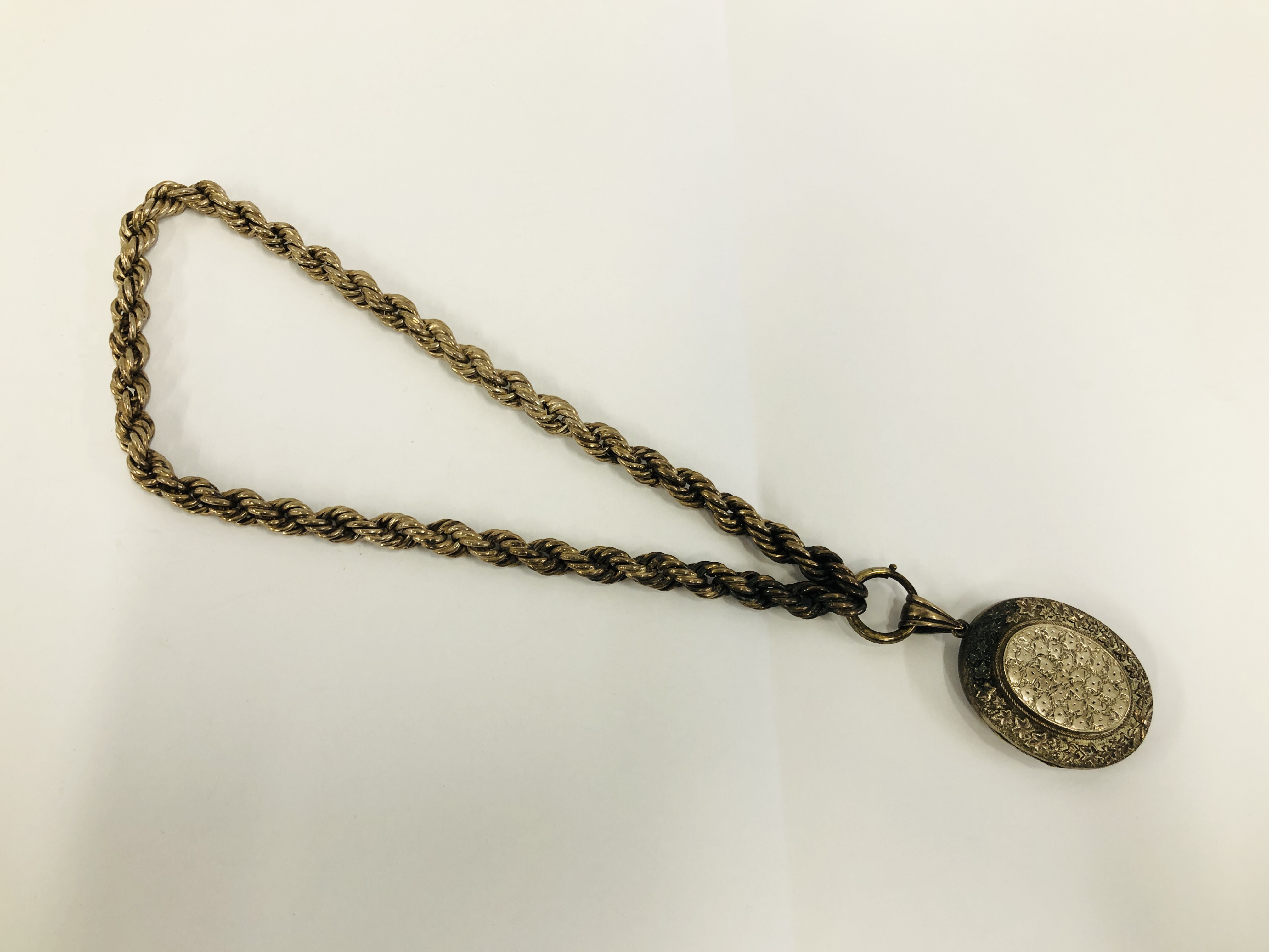 A WHITE METAL NECKLACE WITH VICTORIAN PENDANT LOCKET.