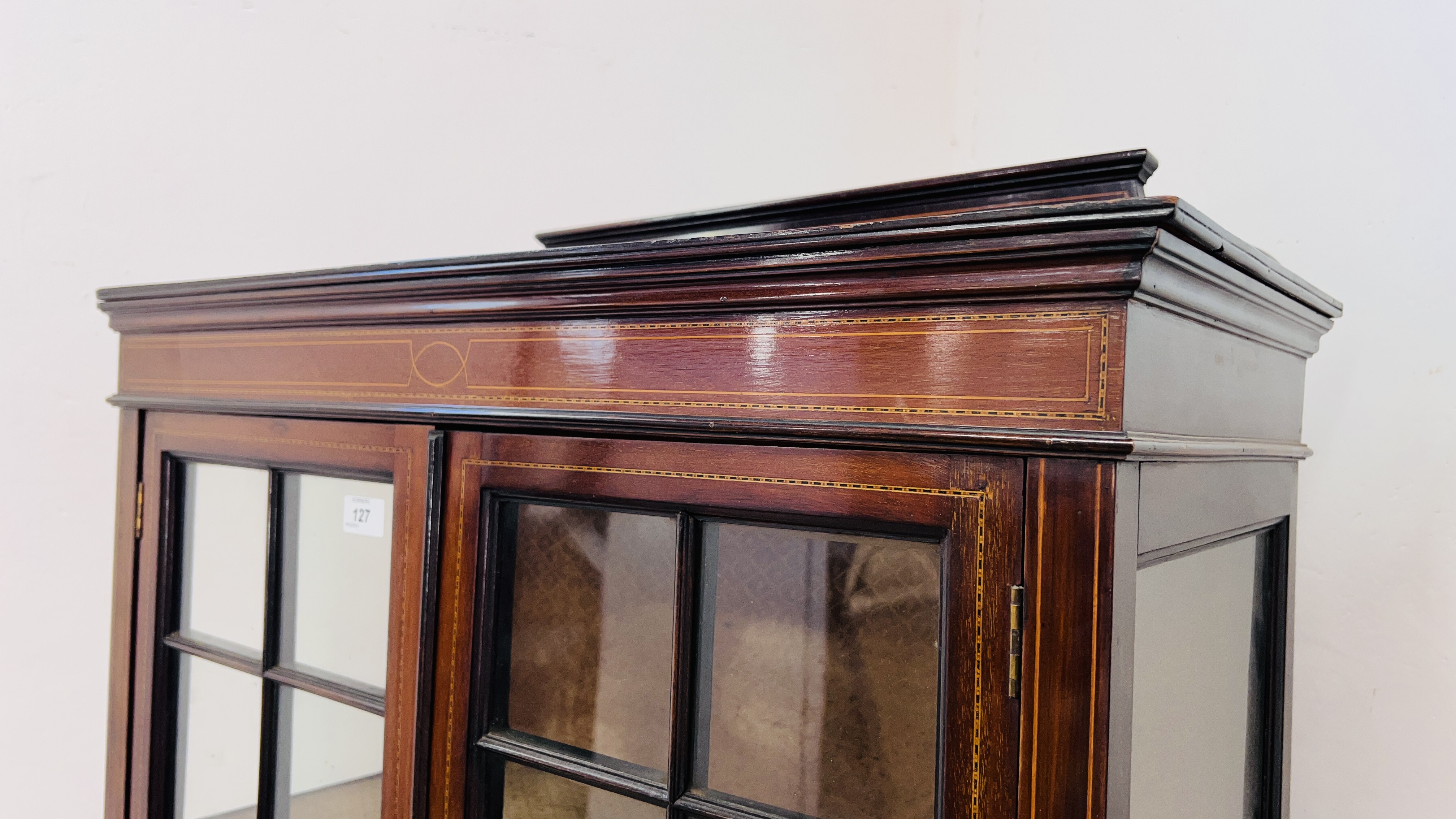 AN EDWARDIAN MAHOGANY GLAZED FRONT DISPLAY CABINET WITH INLAID DETAIL, W 25CM, D 33CM, H 156CM. - Image 3 of 10