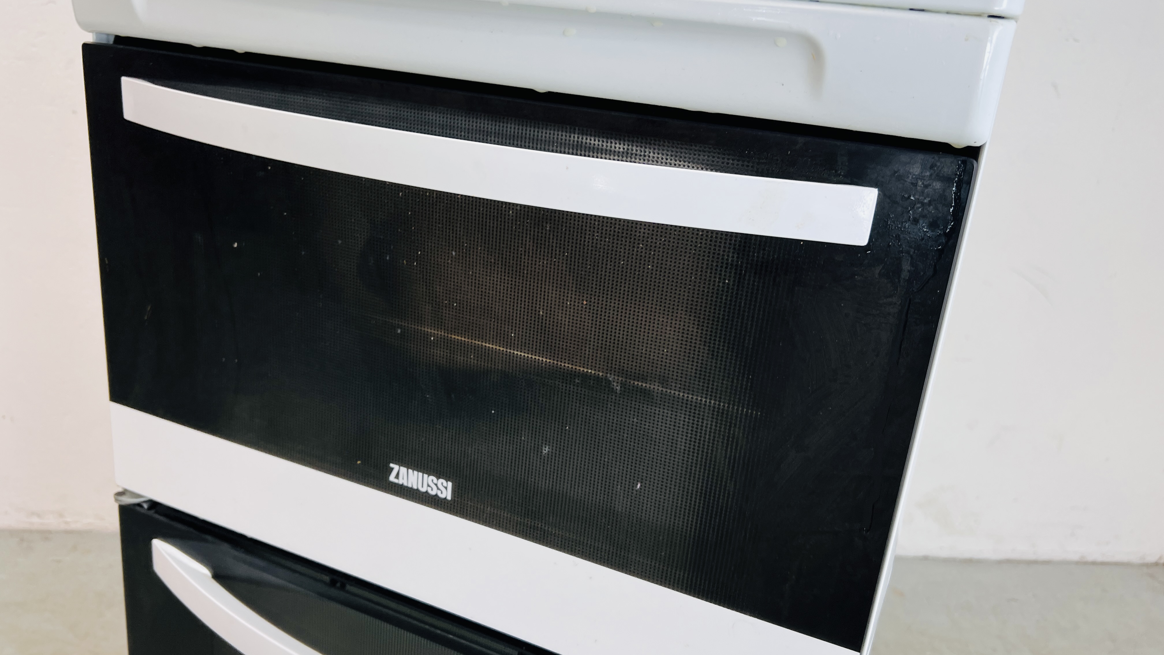 ZANUSSI ELECTRIC OVEN - TO BE FITTED BY A QUALIFIED ELECTRICIAN - SOLD AS SEEN. - Image 5 of 12