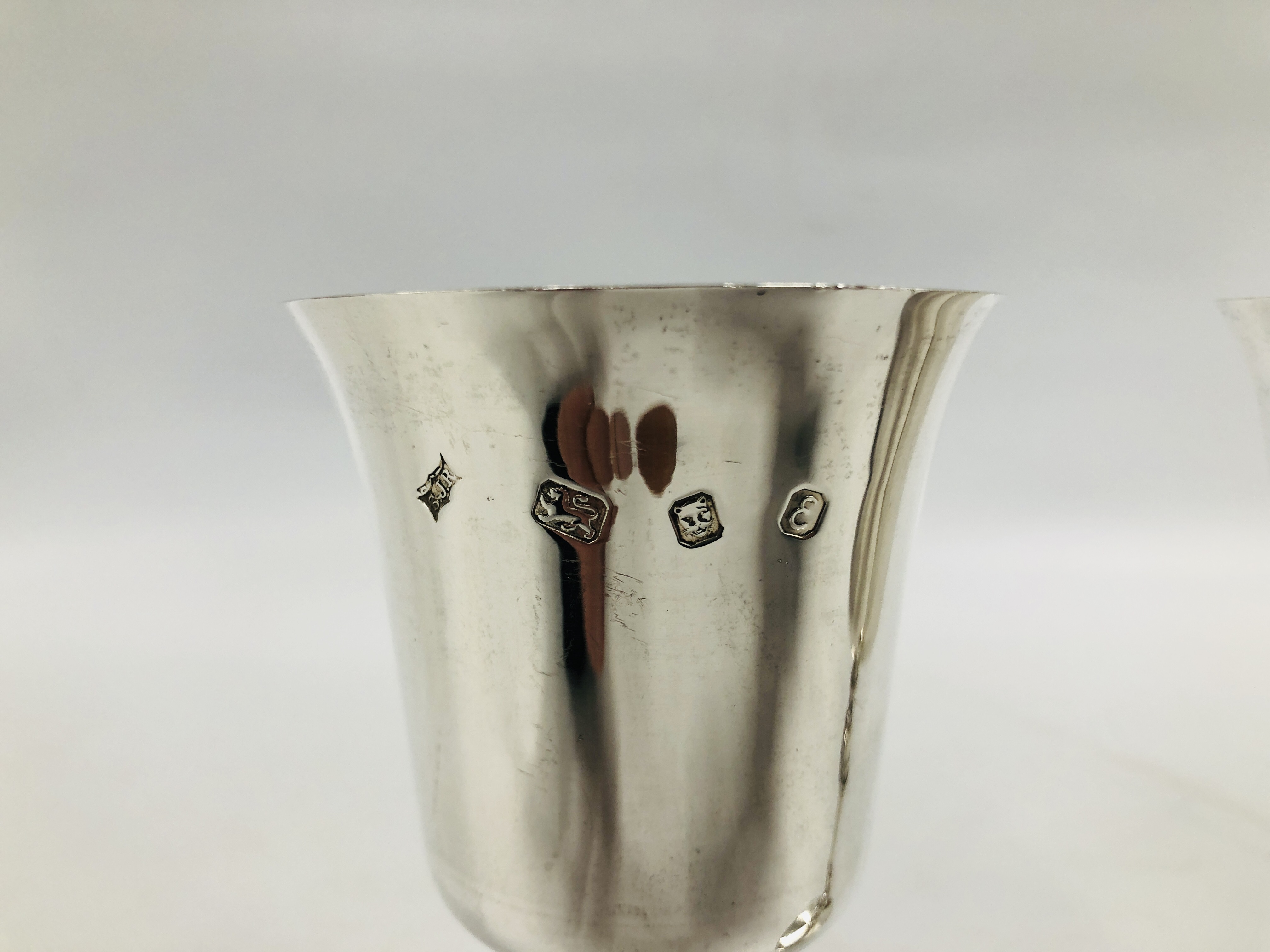 A PAIR OF SILVER AND GILT GOBLETS, LONDON ASSAY BEARING MAKERS INITIALS S.J.R. - H 16CM. - Image 3 of 8