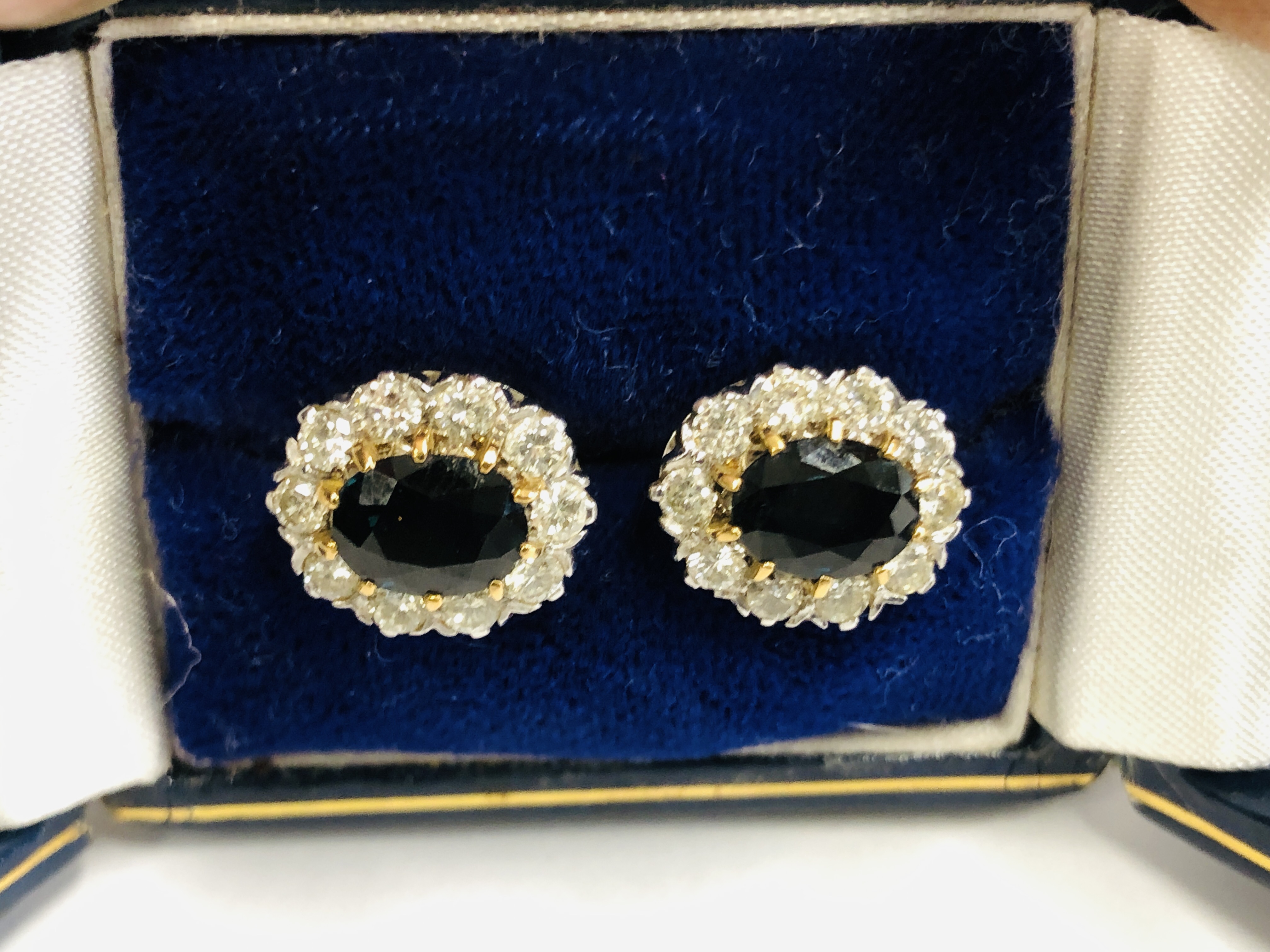 A PAIR OF YELLOW AND WHITE METAL DIAMOND AND GREEN STONE SET EARRINGS, - Image 3 of 7