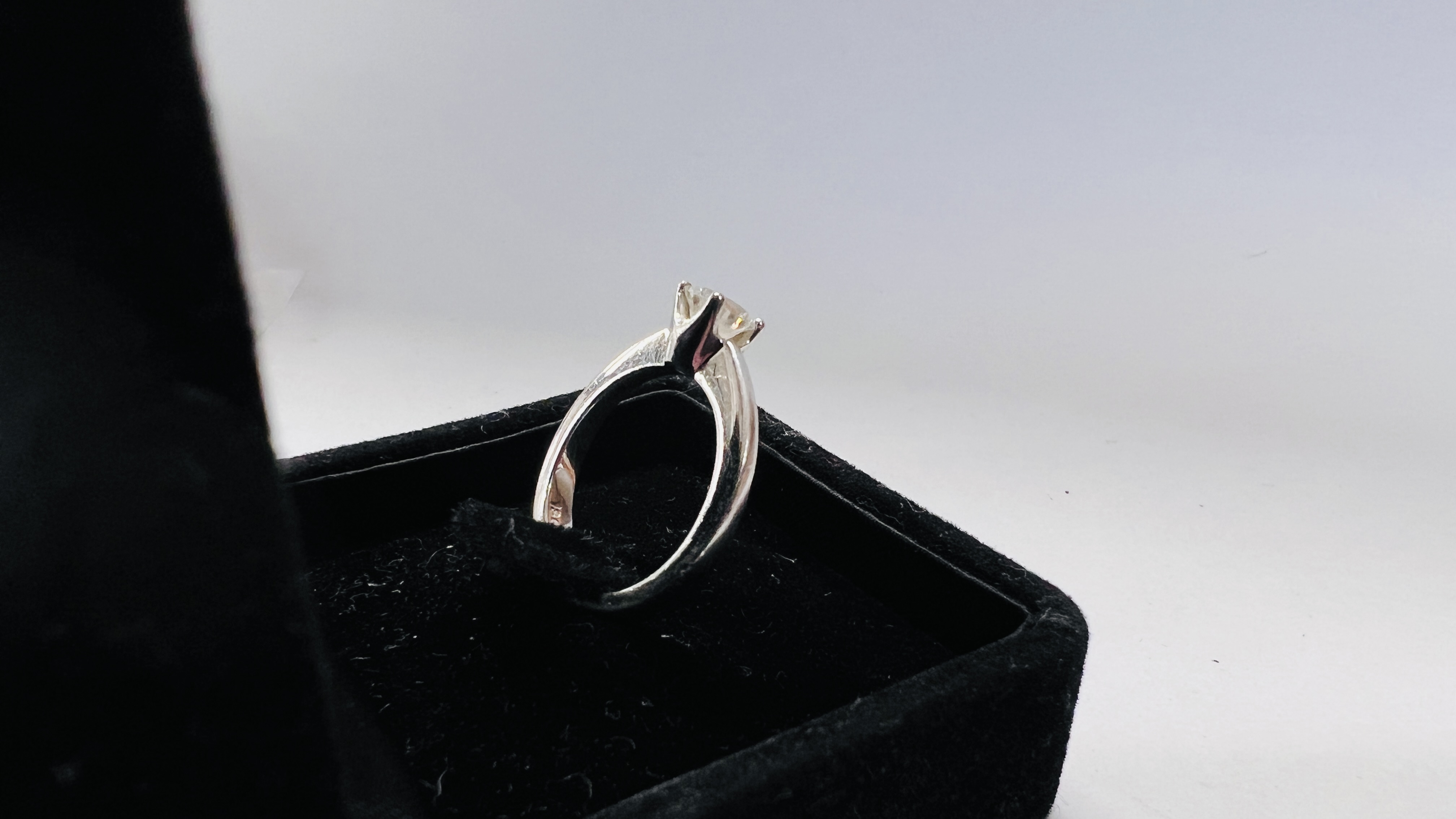 18CT WHITE GOLD SOLITAIRE DIAMOND RING, ROUND BRILLIANT CUT . - Image 3 of 9