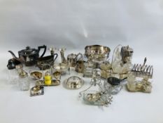 A GROUP OF ASSORTED MAINLY VINTAGE SILVER PLATED WARES TO INCLUDE CRUETS, TOAST RACK, ASH TRAYS,