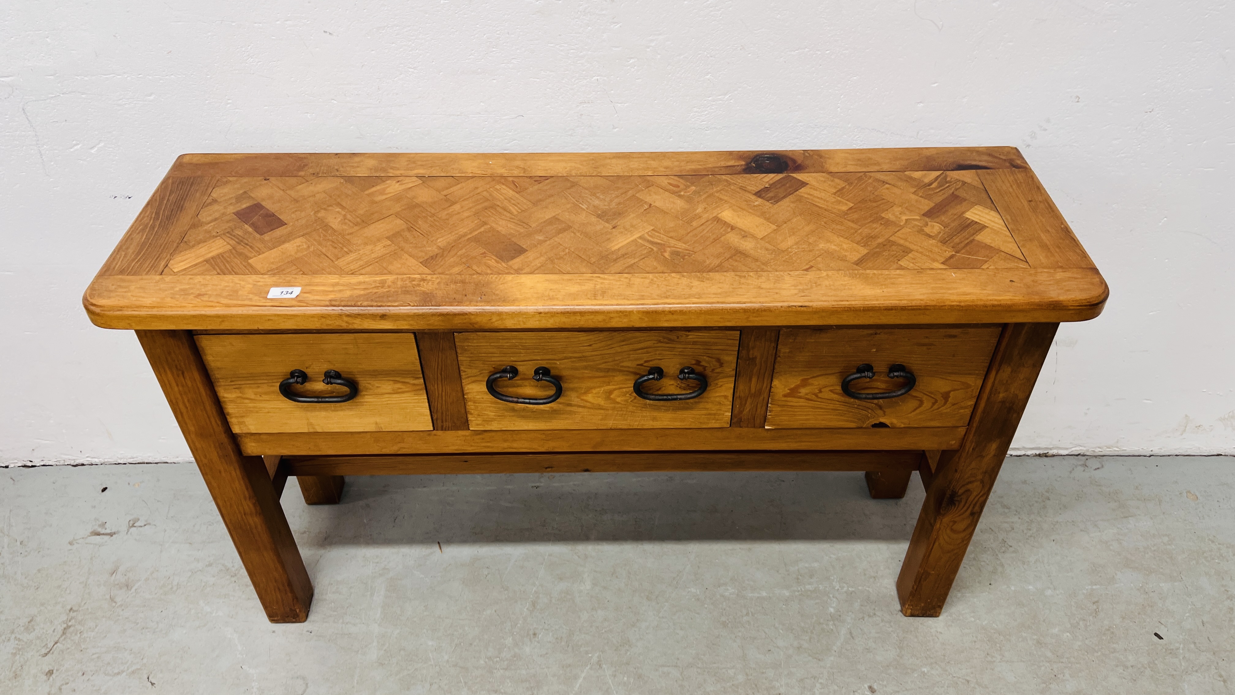 A SOLID BEECHWOOD AND PINE THREE DRAWER SIDE TABLE WITH RUSTIC IRON CRAFT HANDLES AND PARQUET - Image 2 of 12