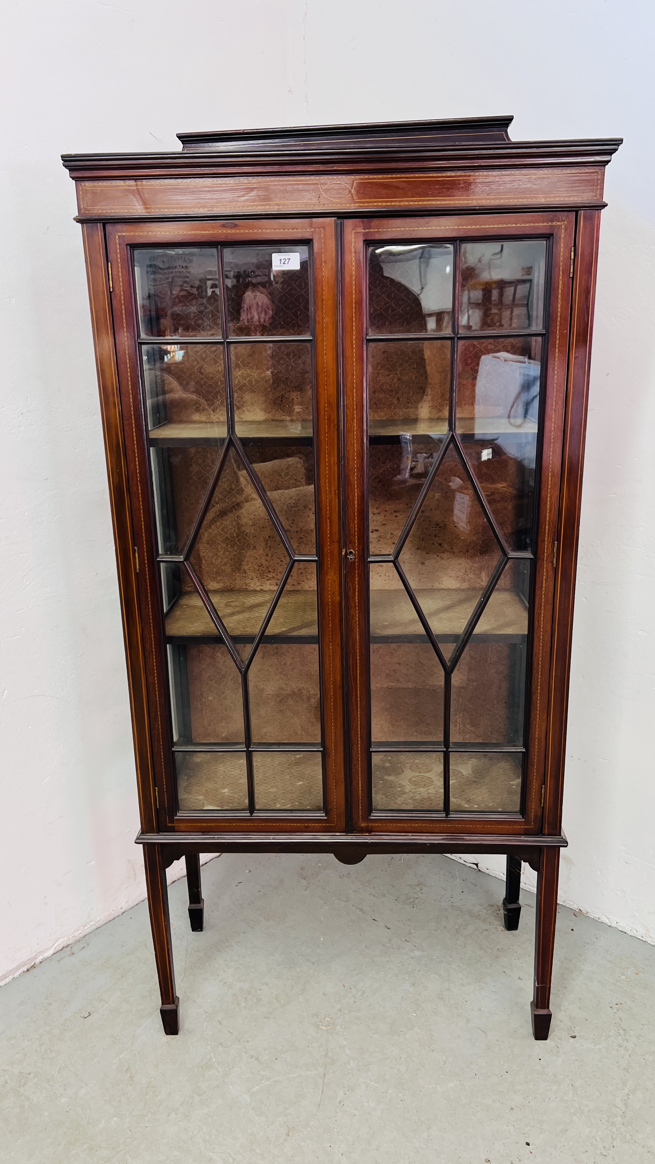 AN EDWARDIAN MAHOGANY GLAZED FRONT DISPLAY CABINET WITH INLAID DETAIL, W 25CM, D 33CM, H 156CM.