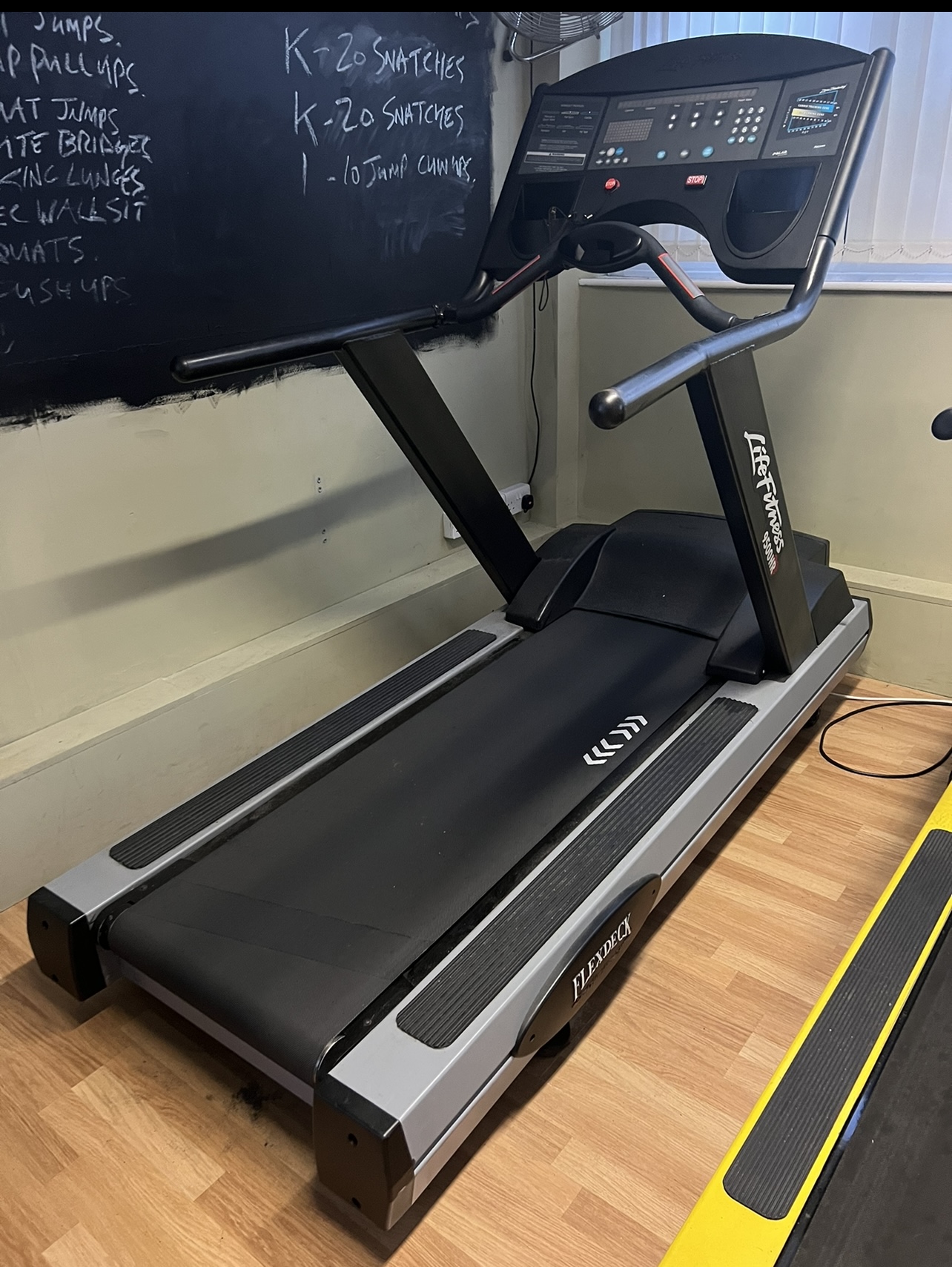 LIFE FITNESS 9500 HR PROFESSIONAL GYM TREADMILL - TRADE ONLY - SOLD AS SEEN - CONDITION OF SALE -