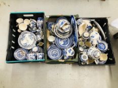 AN EXTENSIVE COLLECTION OF BLUE AND WHITE WILLOW PATTERN TEA AND DINNERWARE TO INCLUDE CHURCHILL,