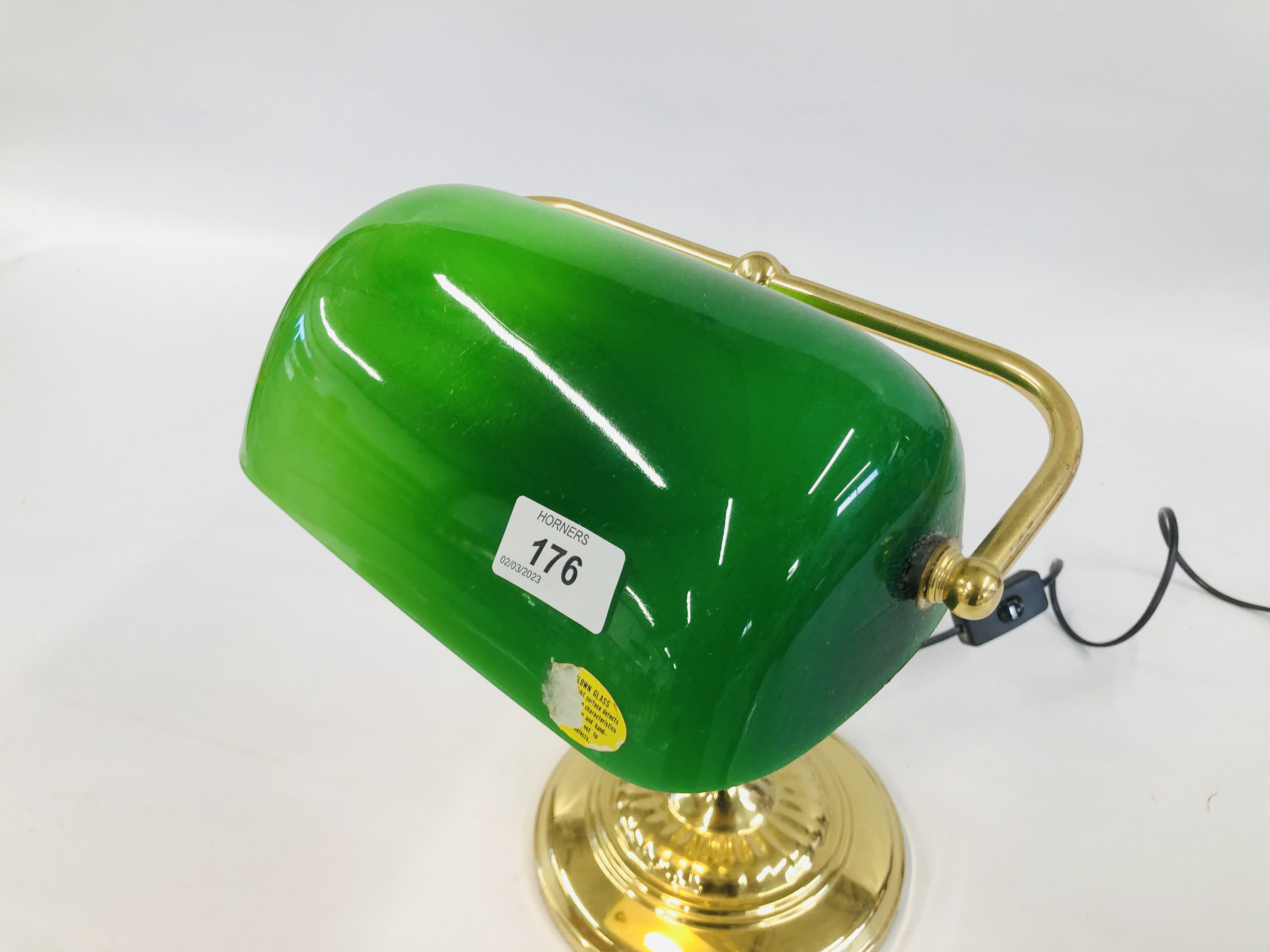 A MODERN BRASS VINTAGE STYLE BANKERS LAMP WITH GREEN GLASS SHADE - SOLD AS SEEN. - Image 2 of 3