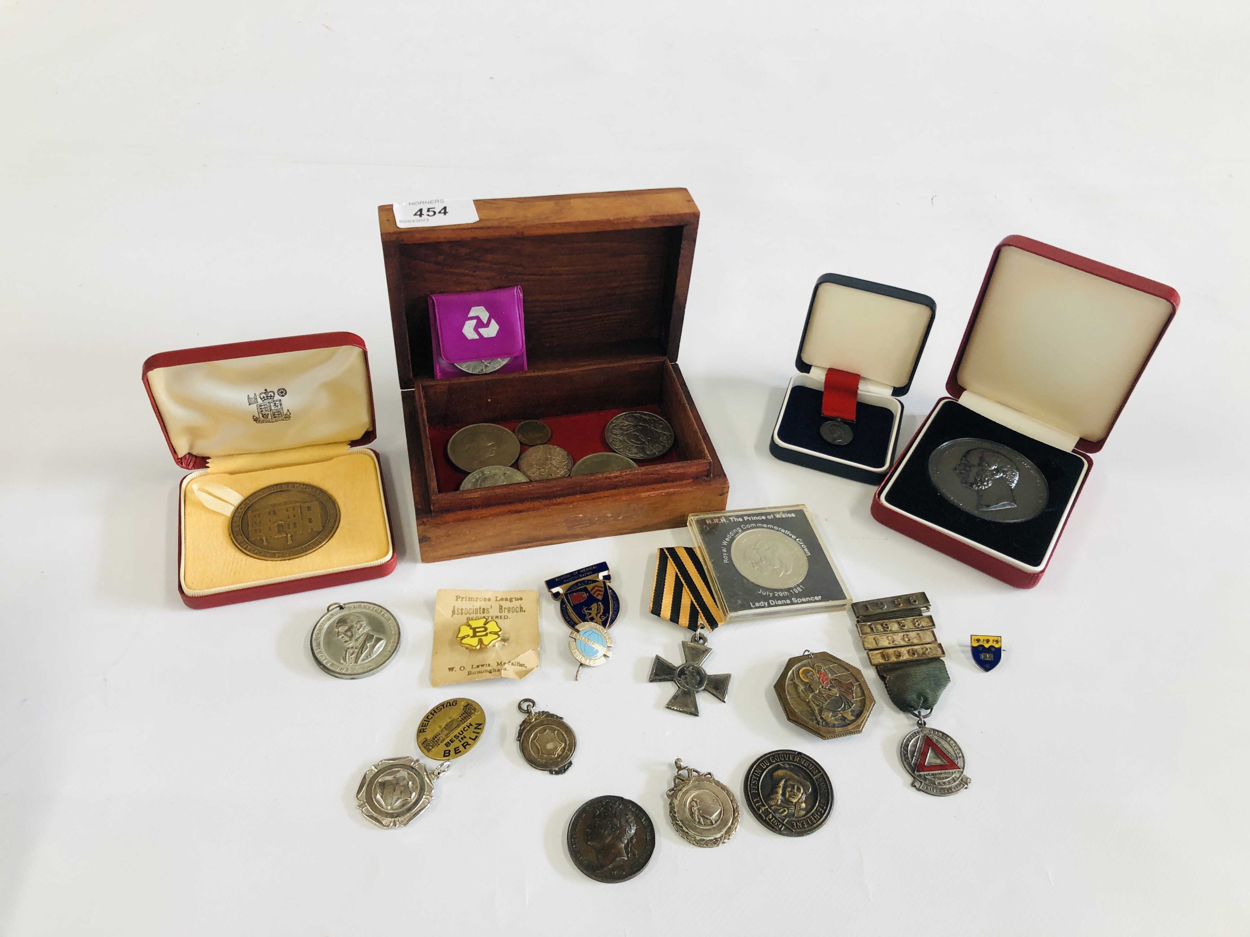 A GROUP OF MEDALS AND COINS TO INCLUDE ROYAL PHOTOGRAPHIC SOCIETY