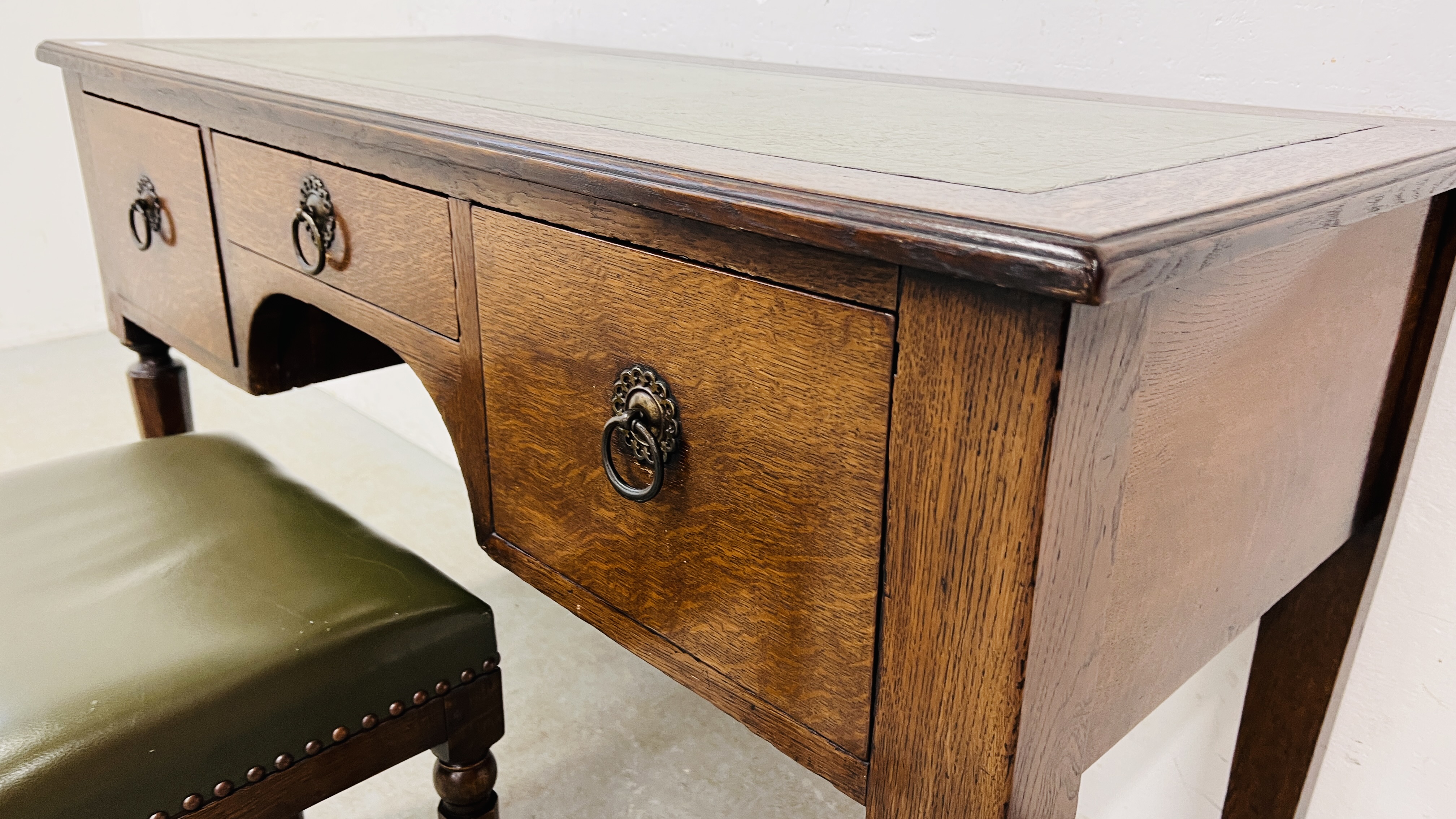 A SOLID OAK THREE DRAWER WRITING DESK WITH GREEN TOOLED LEATHERETTE WRITING SURFACE, W 120CM, - Image 3 of 16