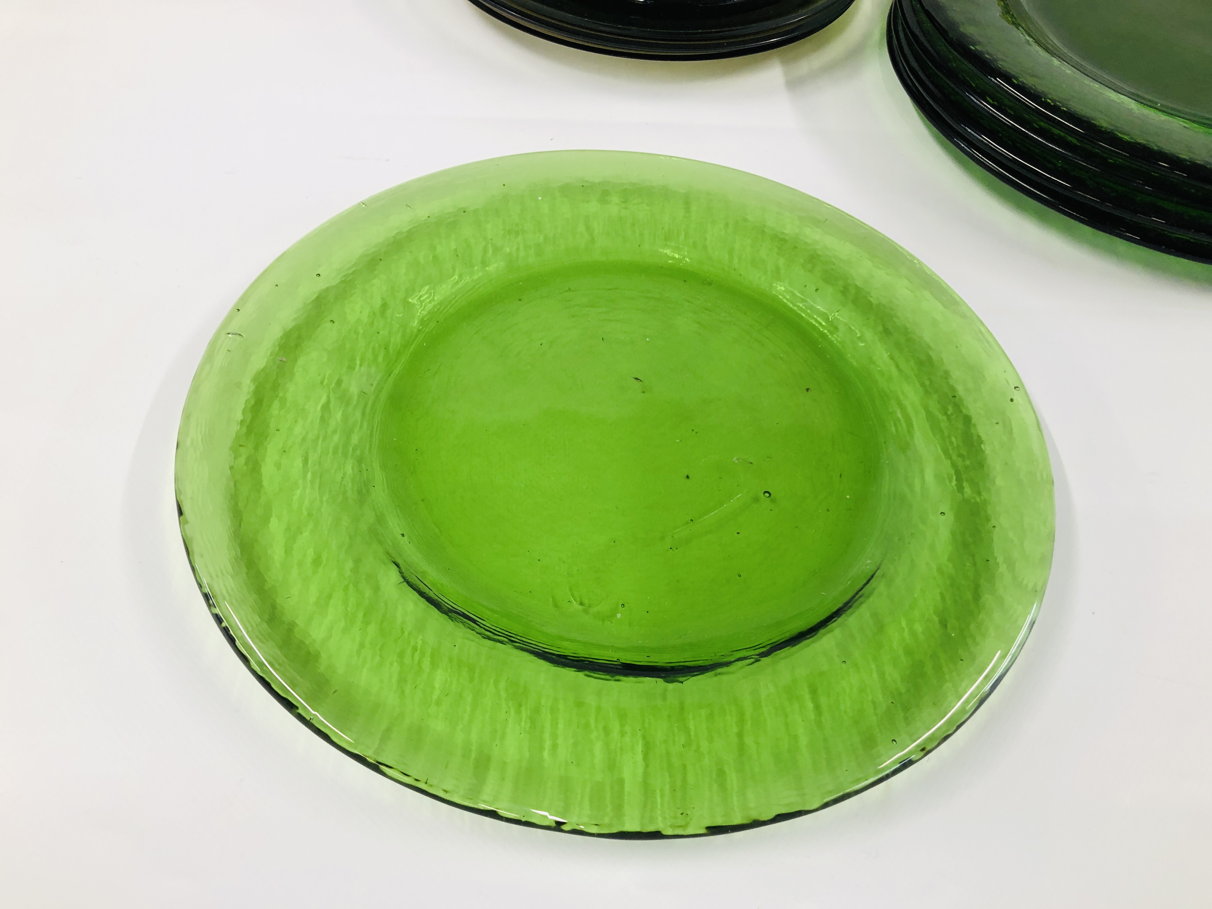 AN EXTENSIVE COLLECTION OF ASSORTED GREEN GLASSWARE TO INCLUDE STUDIO PLATES AND DRINKING GLASSES - Image 12 of 16
