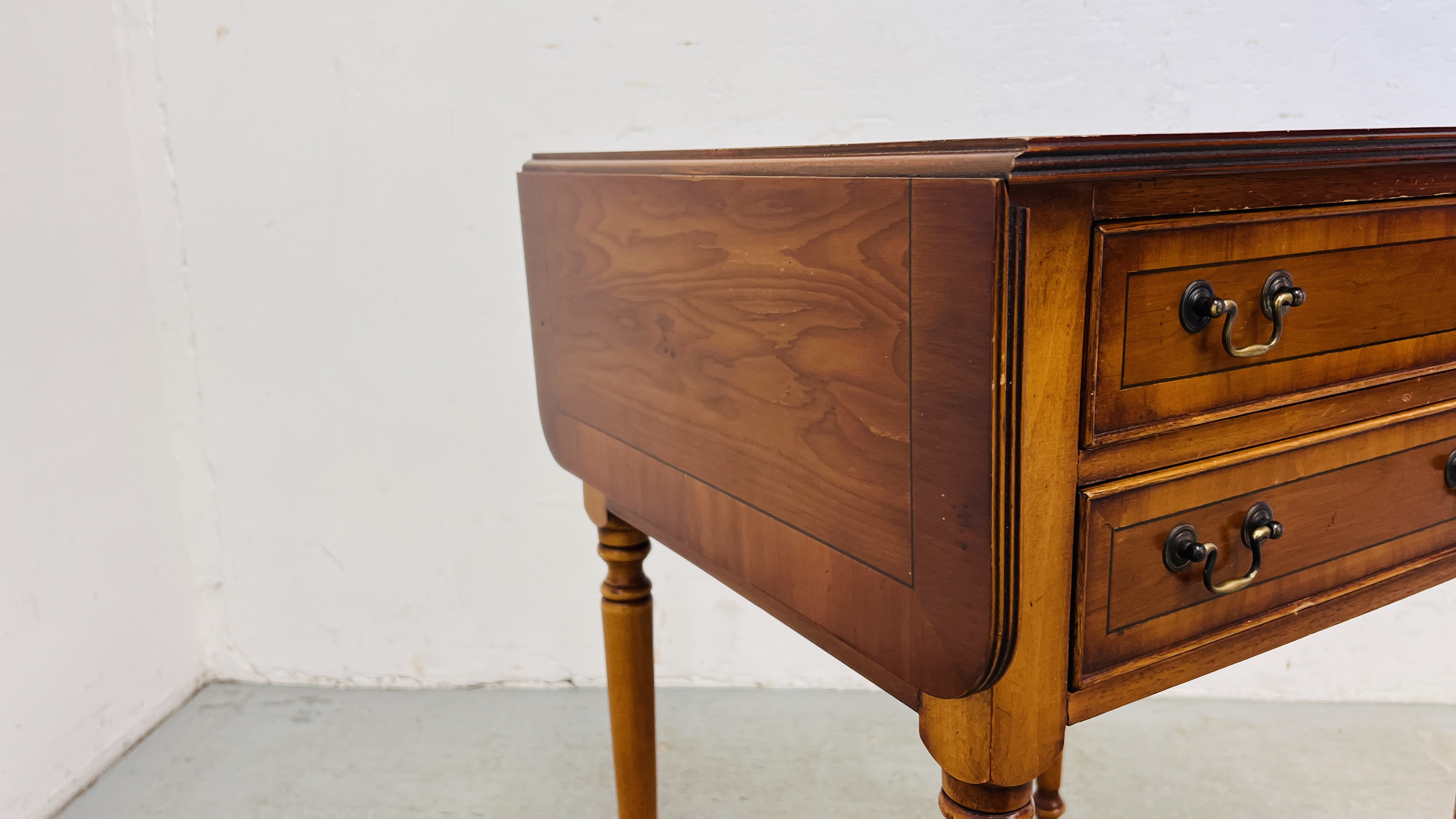 A REPRODUCTION YEW WOOD DROP LEAF OCCASIONAL TABLE WITH TWO FRIEZE DRAWERS. - Image 5 of 7